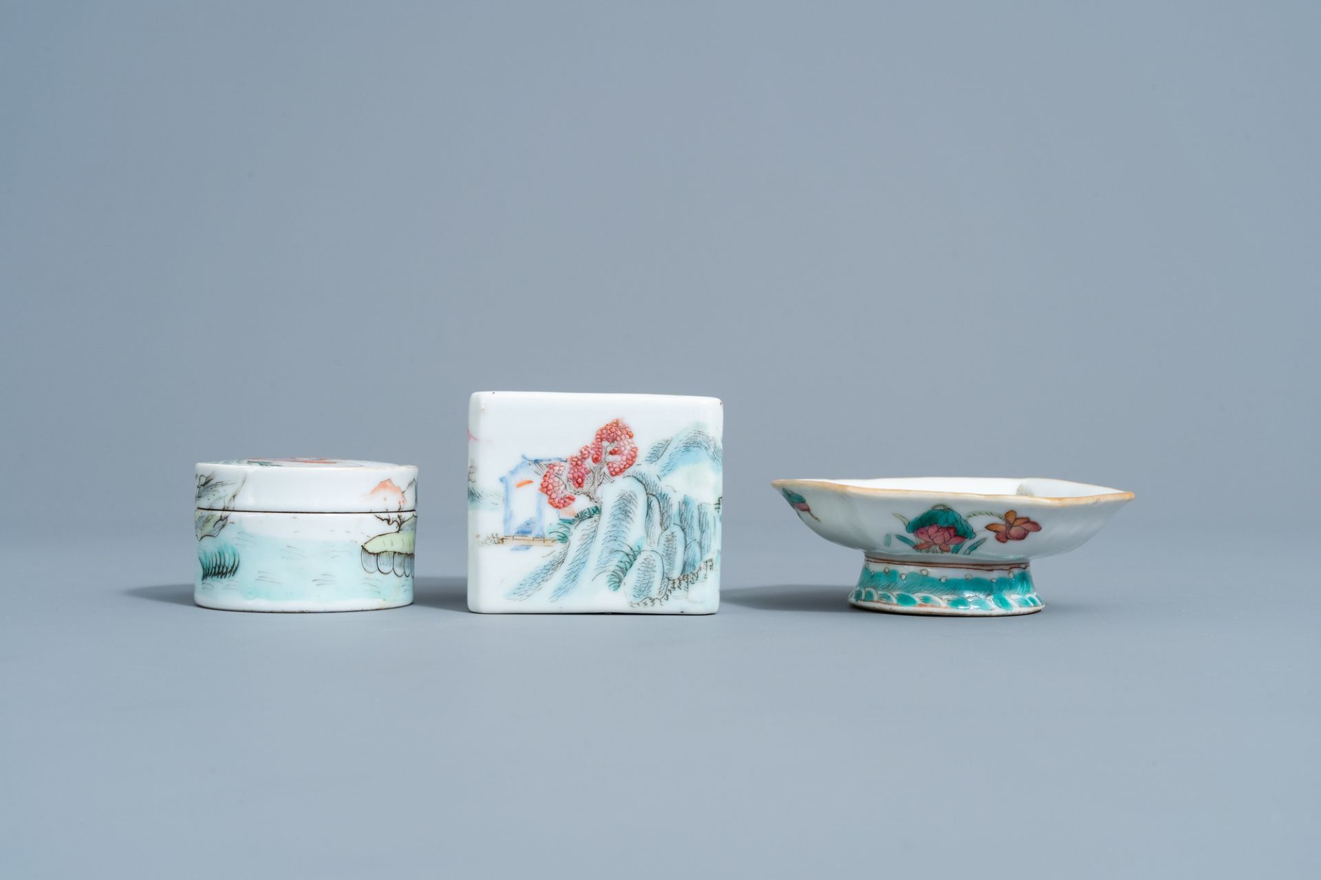 A varied collection of Chinese famille rose porcelain, 19th C. - Image 6 of 8