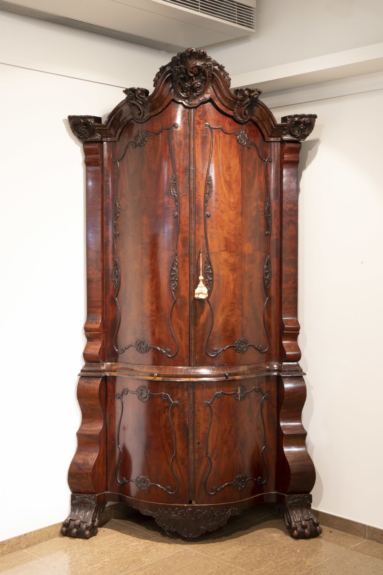 An imposing Dutch Louis XV style 'bois violet' corner buffet cabinet, third quarter of the 18th C. - Image 2 of 5