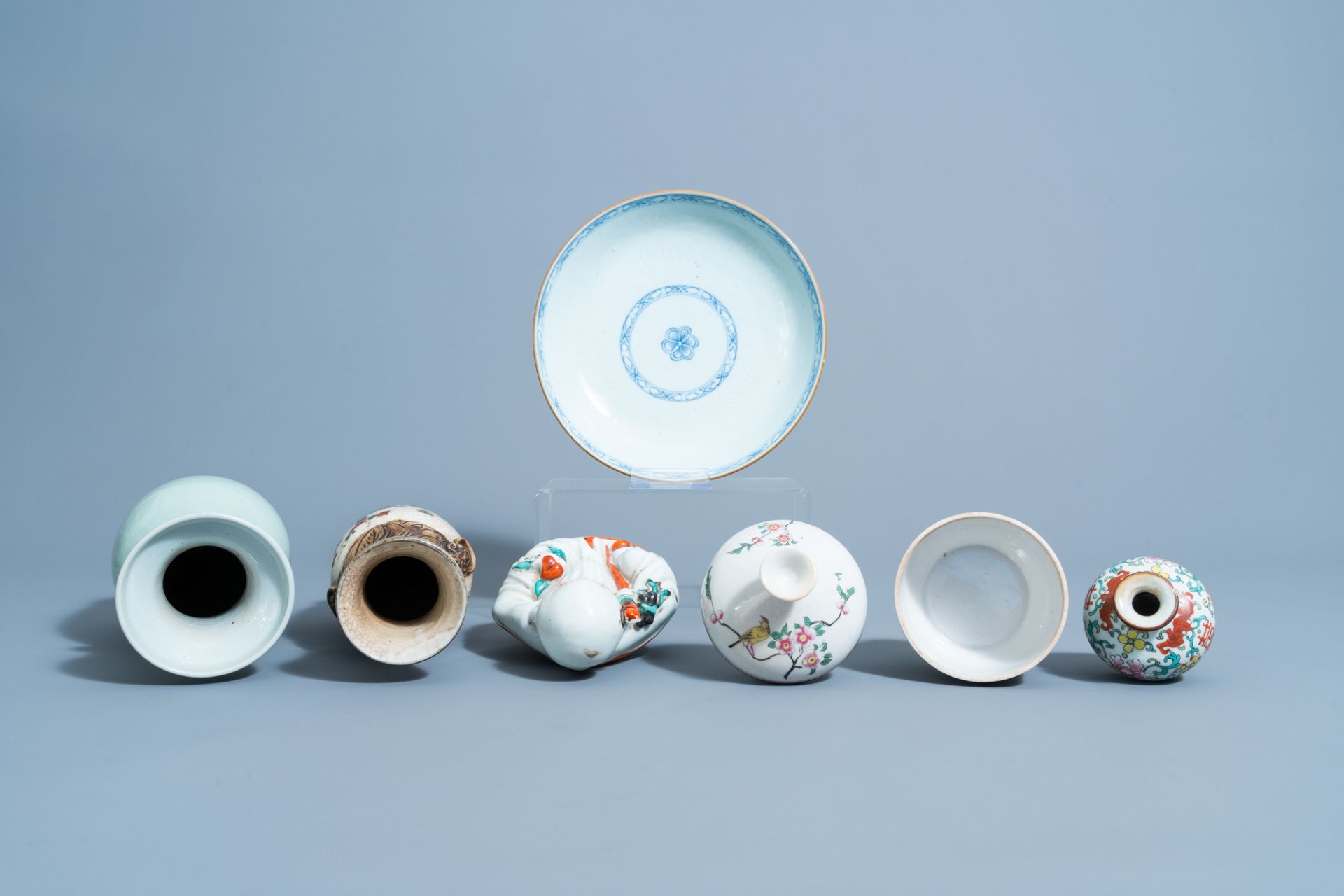 A collection of Chinese famille rose, qianjiang cai & blue & white porcelain, 18th C. & later - Image 14 of 15