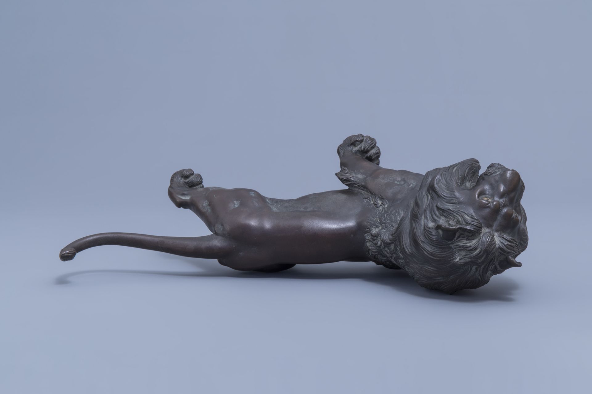 A Japanese bronze sculpture of a lion, probably signed Toku Ya, Meiji, 19th/20th C. - Image 7 of 8