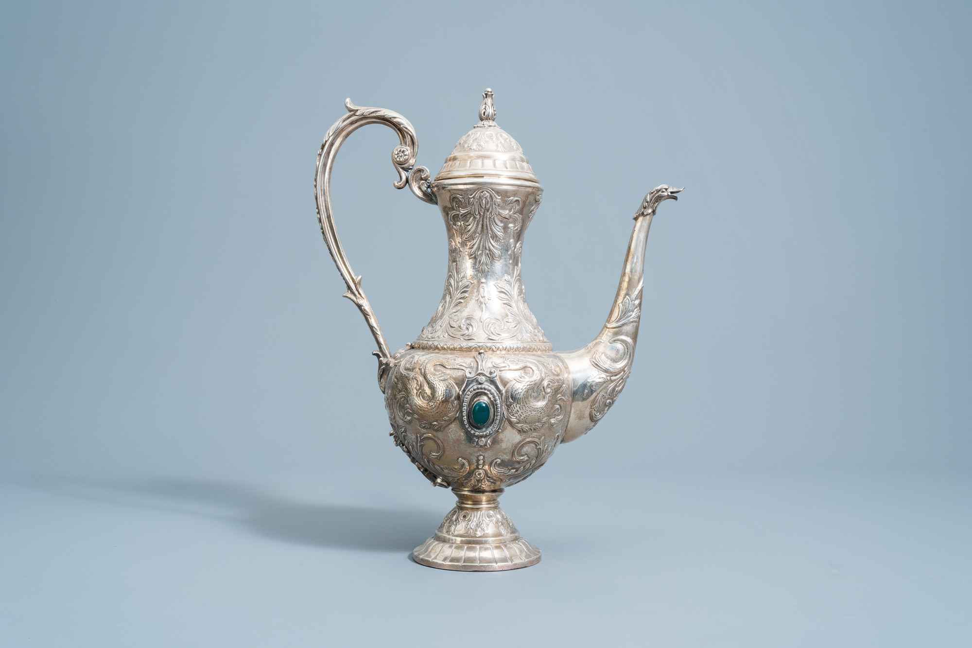 A Spanish inlaid silver Historicism jug with floral design and swans, 20th C. - Image 4 of 17