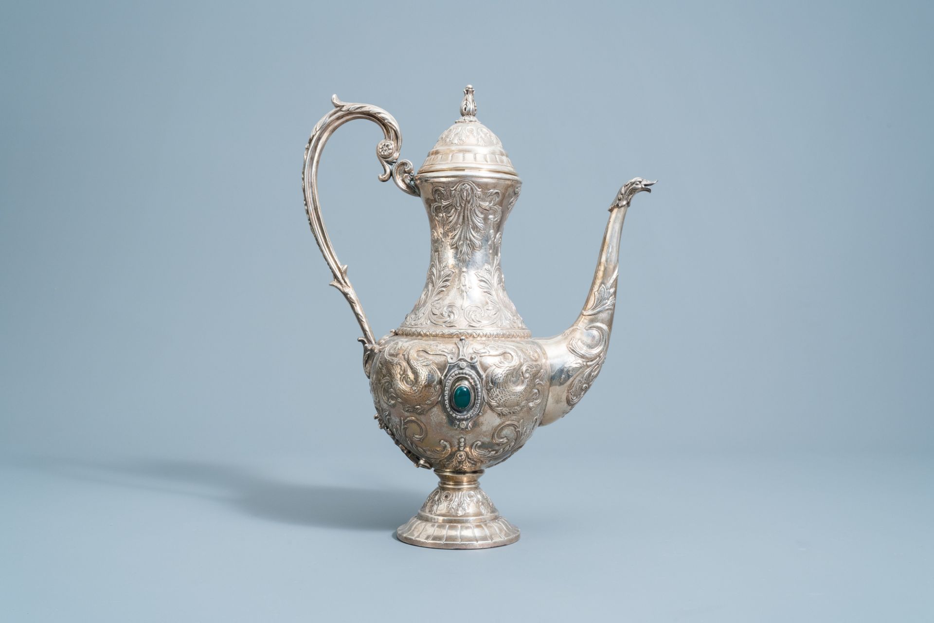A Spanish inlaid silver Historicism jug with floral design and swans, 20th C. - Image 4 of 17