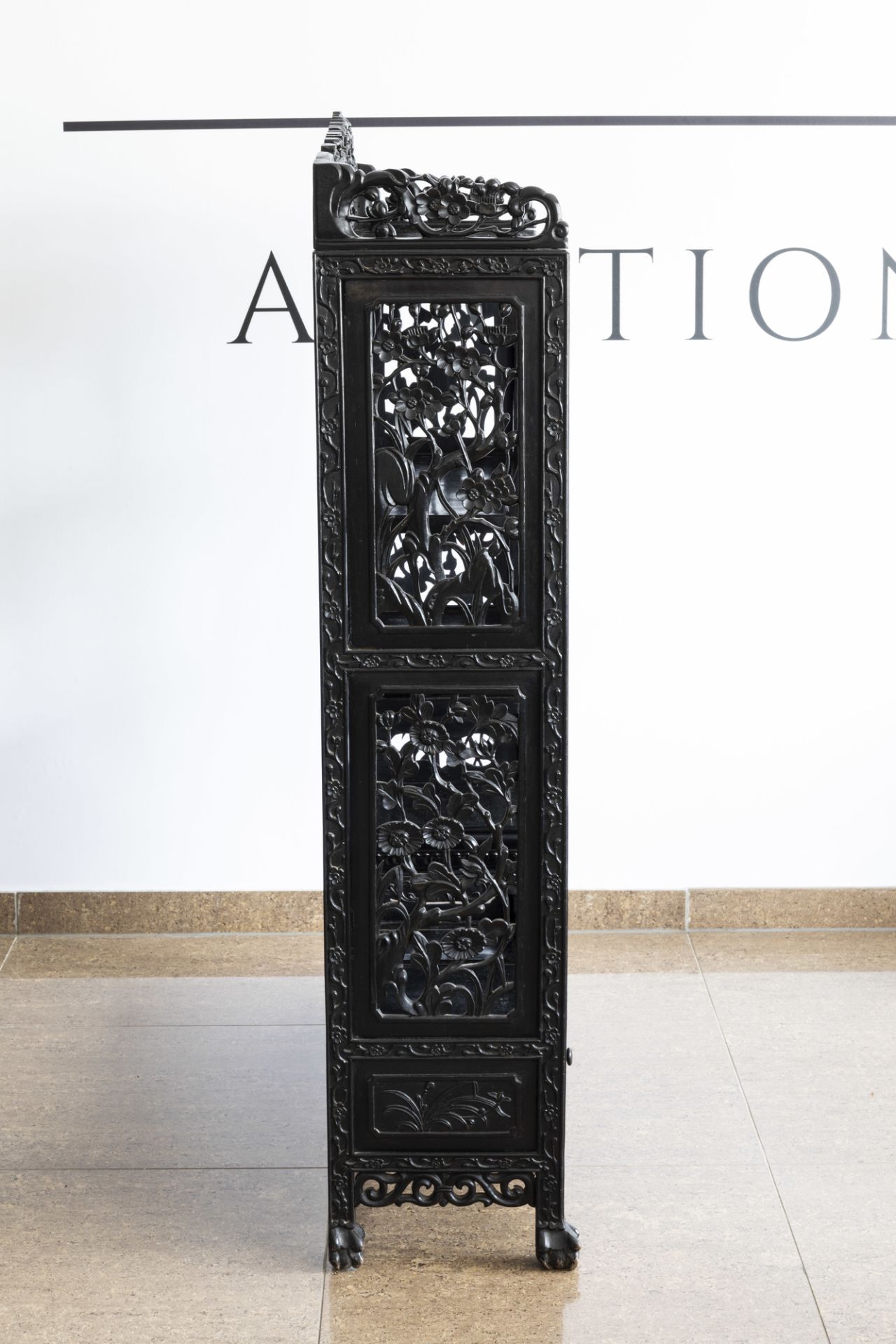 A Chinese open worked wooden display cabinet with floral design, 19th/20th C. - Image 5 of 8