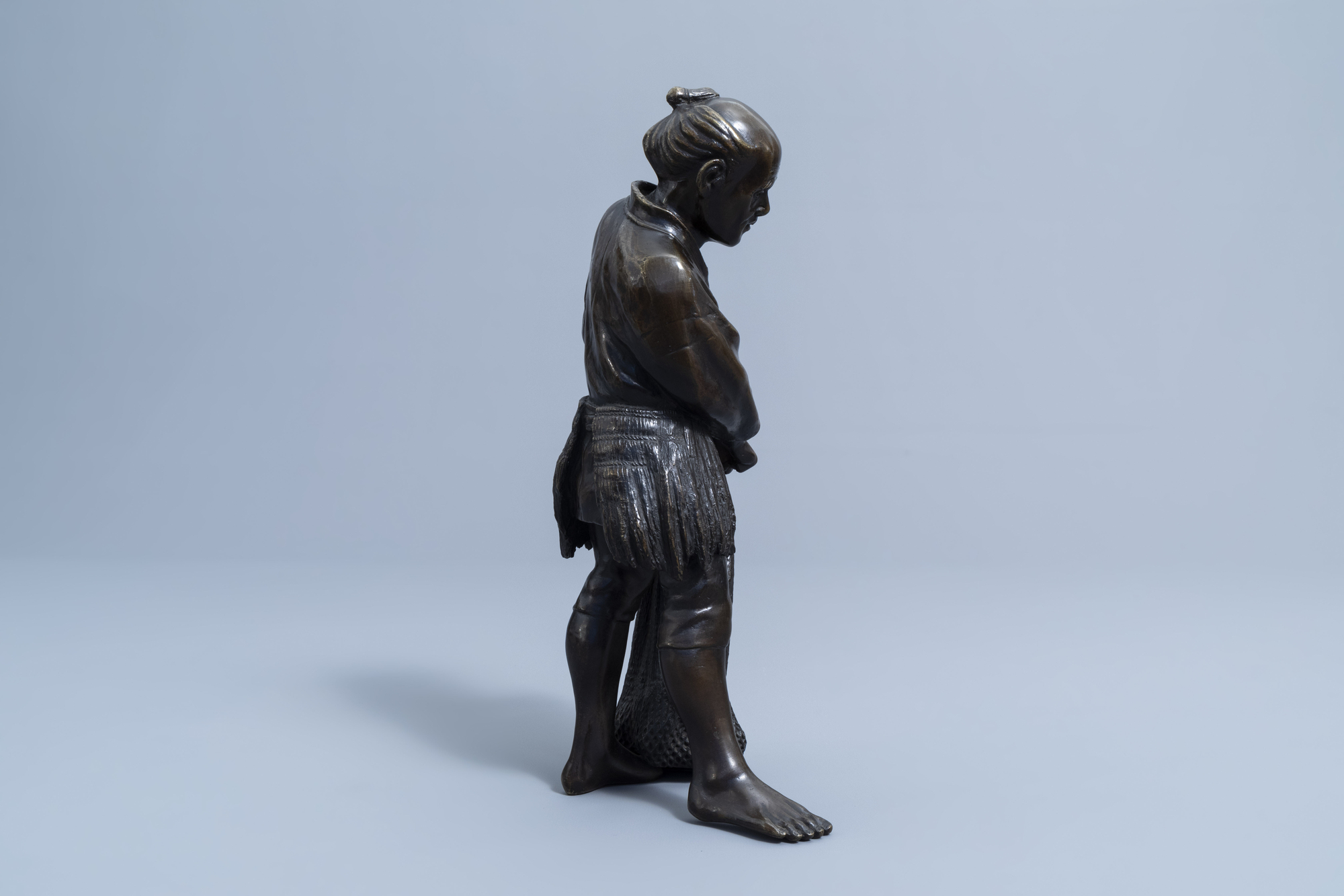 A Japanese bronze okimono of a fisherman, Meiji, 19th C. - Image 4 of 8