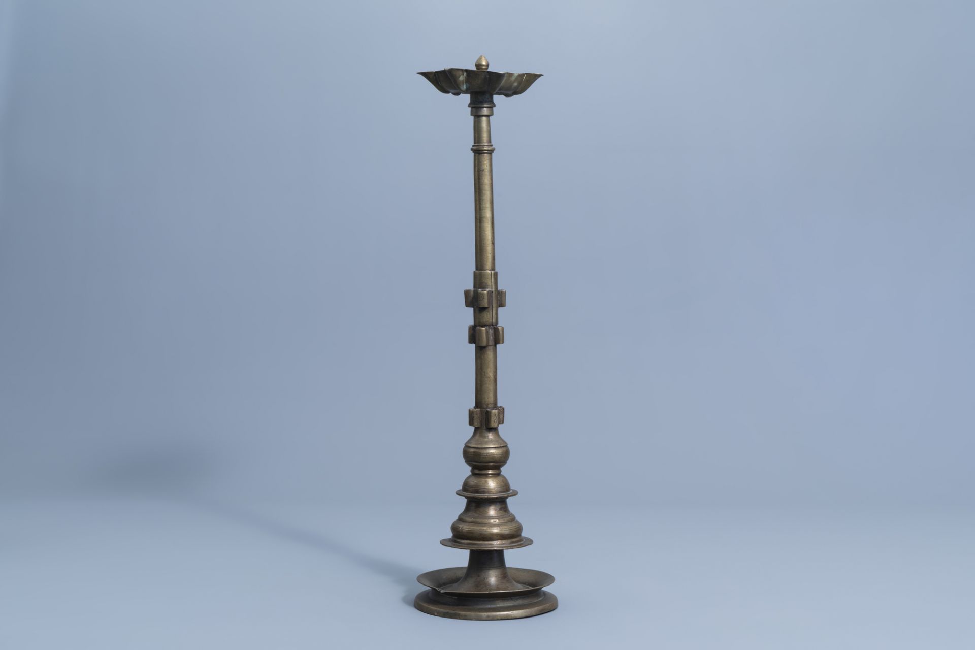 A large Indian bronze temple oil lamp, 18th/19th C. - Image 4 of 15