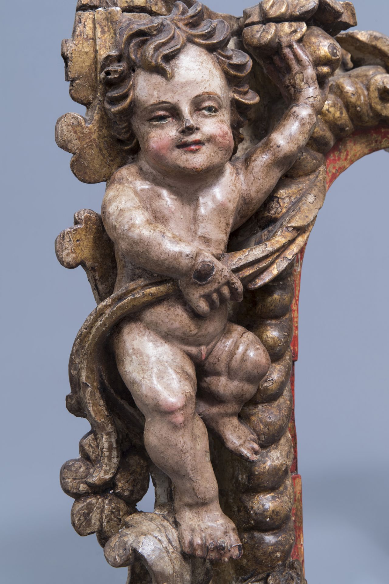 A carved and polychrome and gilt painted wooden tabernacle frame with putti, the Netherlands, 18th C - Image 5 of 8