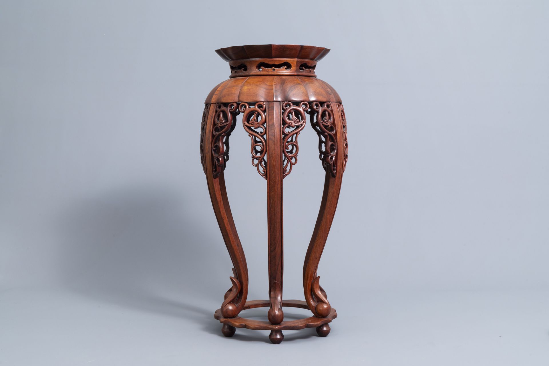 A Chinese carved wood stand with lotus shaped top, 20th C. - Image 4 of 7