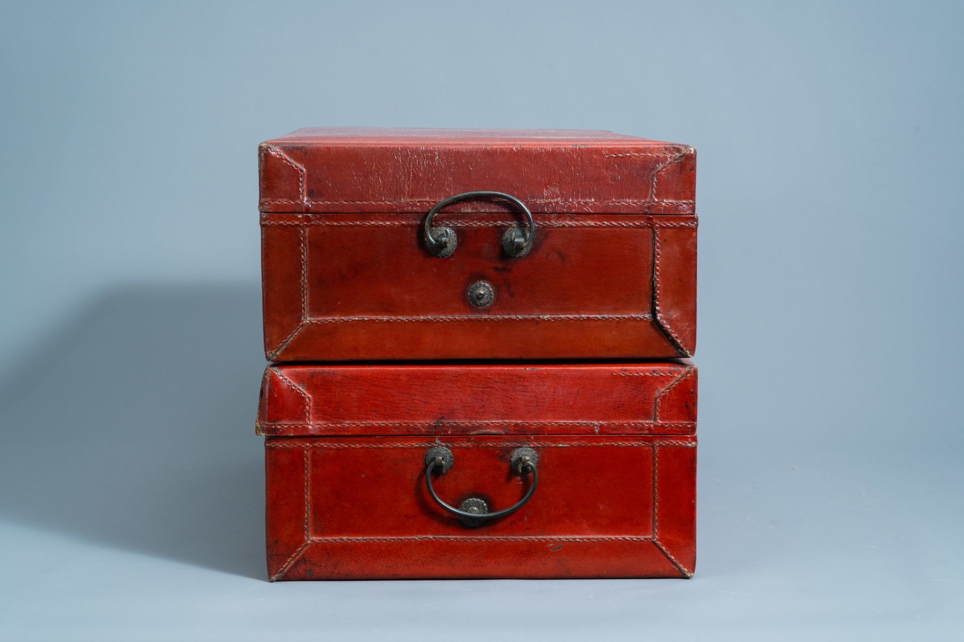 A pair of Chinese partly red lacquered leather travel trunks with floral design, 20th C - Image 4 of 13