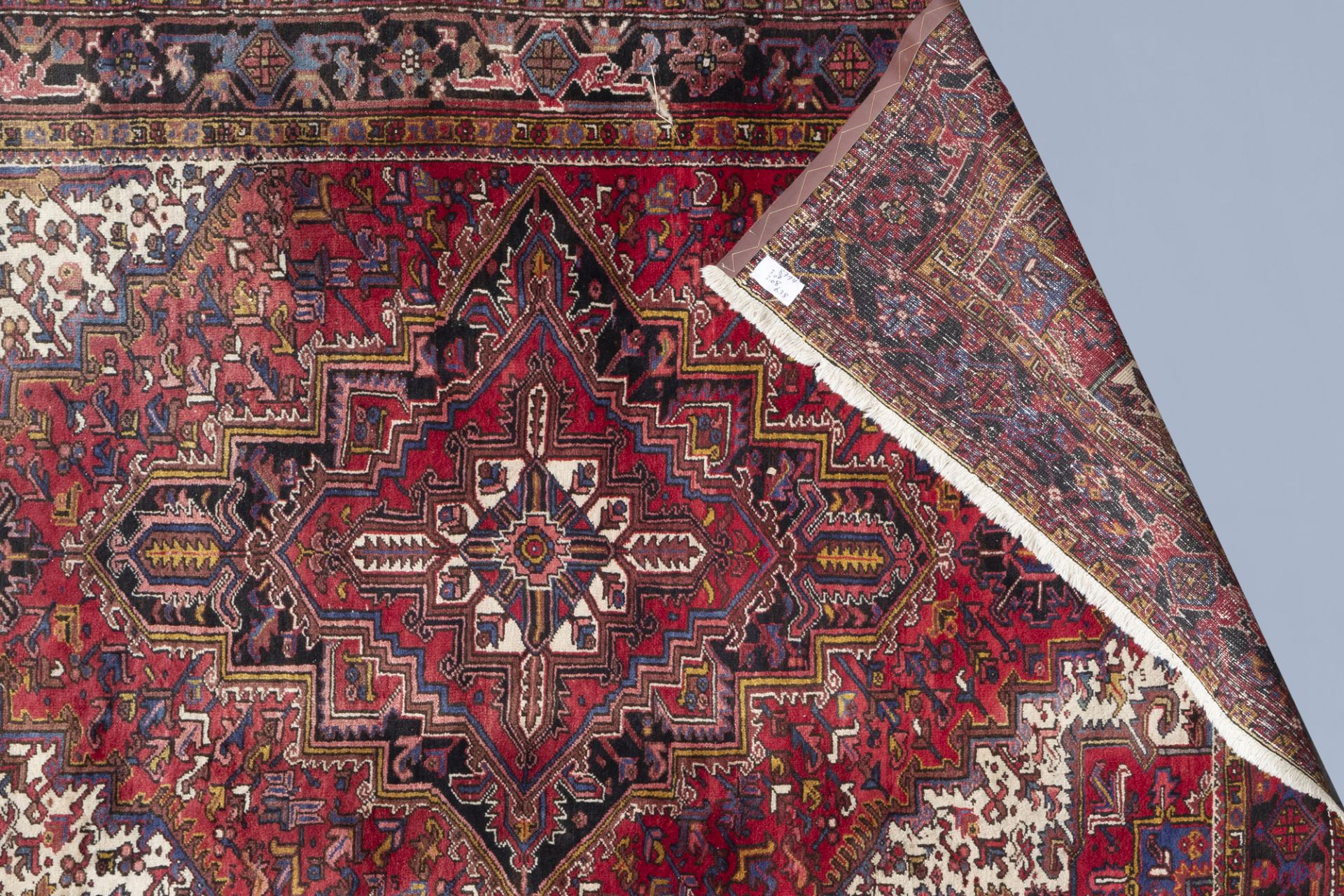 An Oriental Heriz rug with floral design, wool on cotton, Persia, mid 20th C. - Image 3 of 3