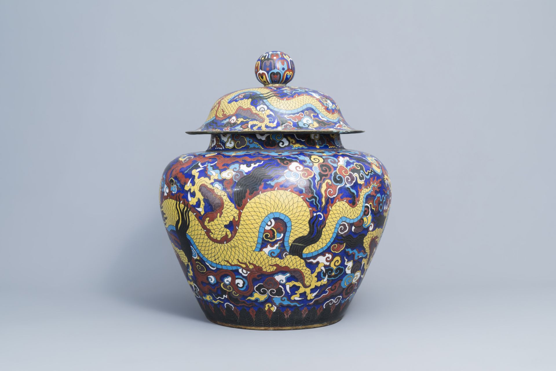 A large Chinese cloisonne 'dragons' jar and cover, 20th C. - Image 3 of 9