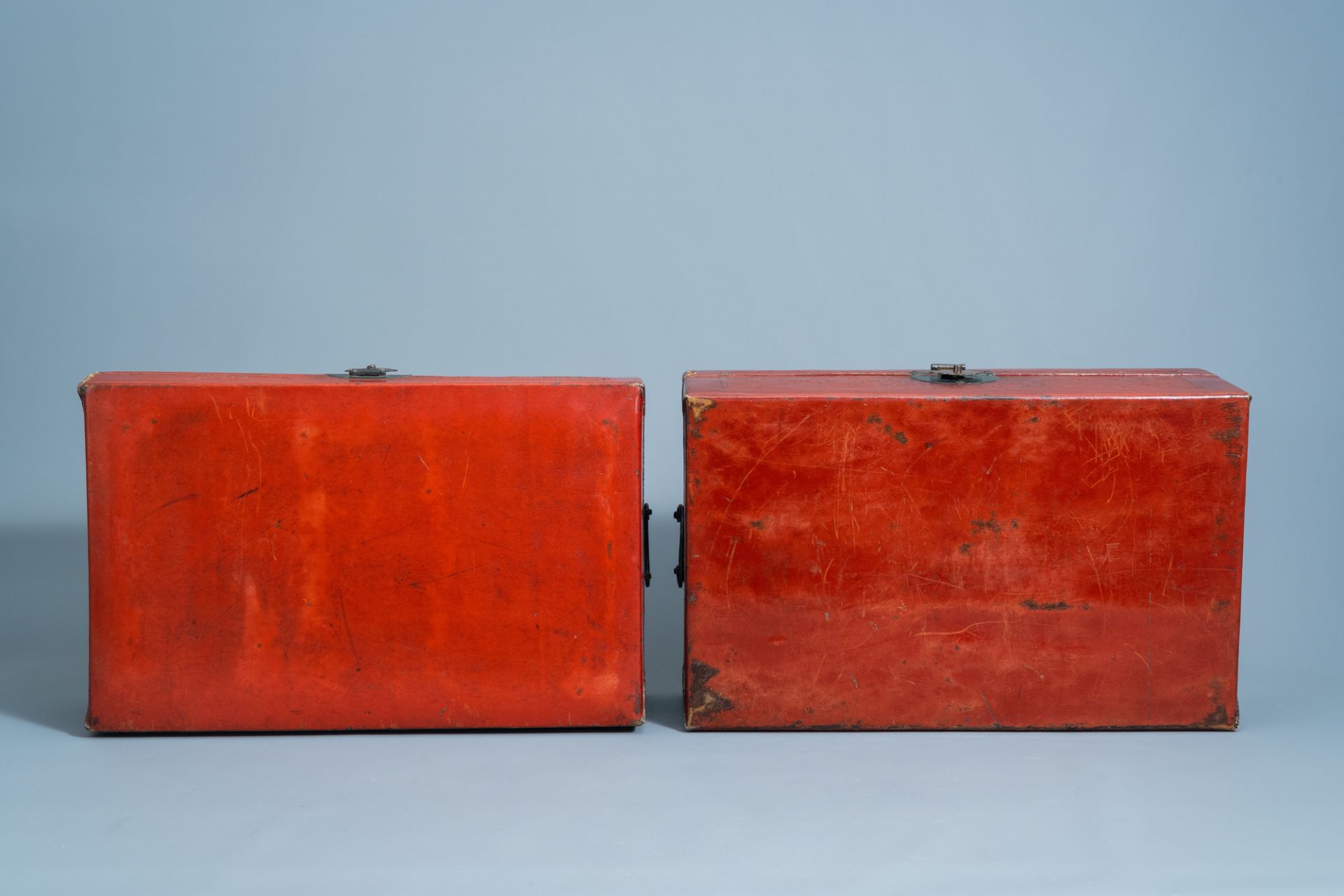 A pair of Chinese partly red lacquered leather travel trunks with floral design, 20th C - Image 8 of 13