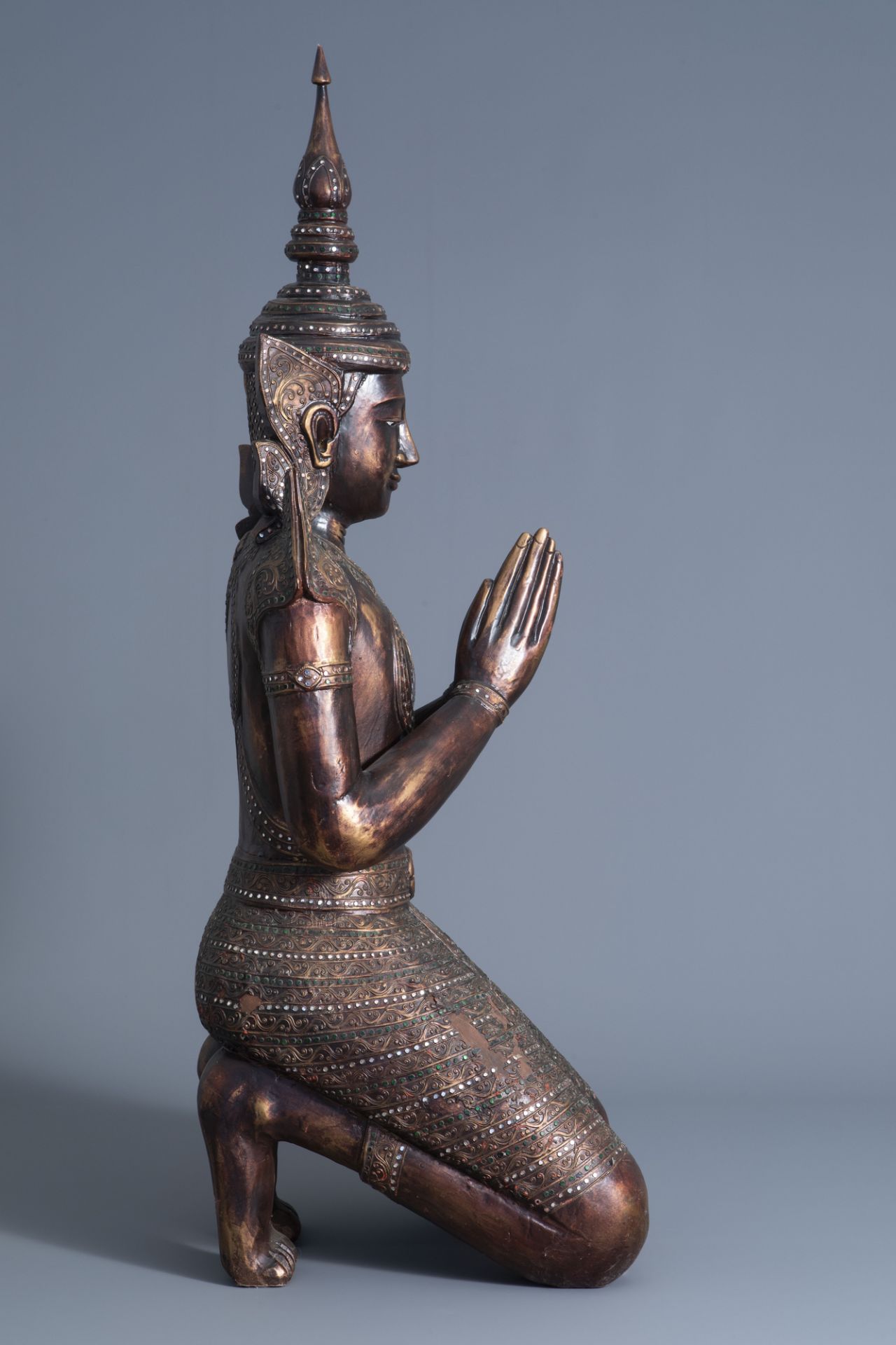 A patinated and gilt wooden kneeling Buddha figure, Thailand, 19th/20th C. - Image 3 of 7