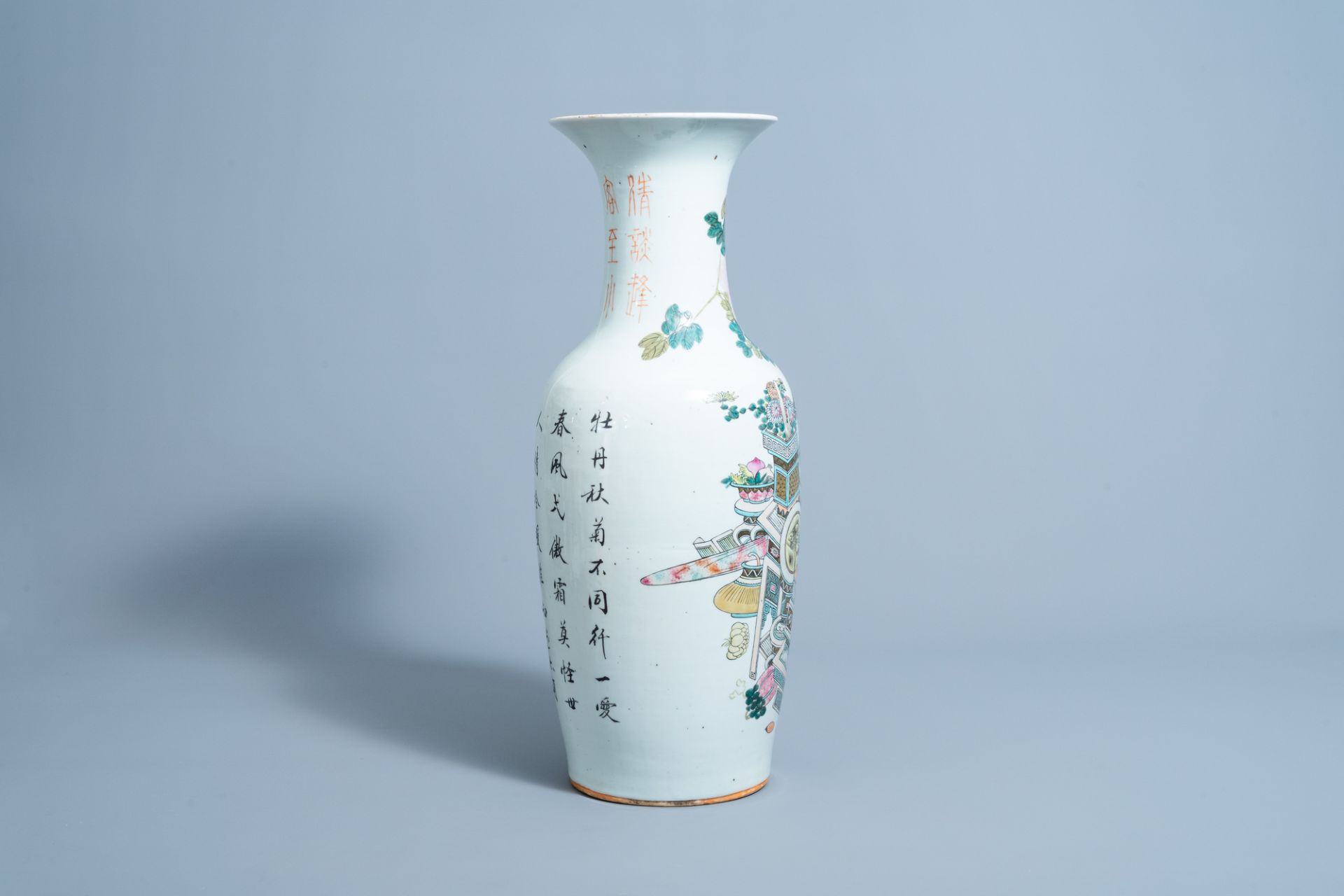 A Chinese qianjiang cai vase with antiquities design, 19th/20th C. - Image 4 of 6