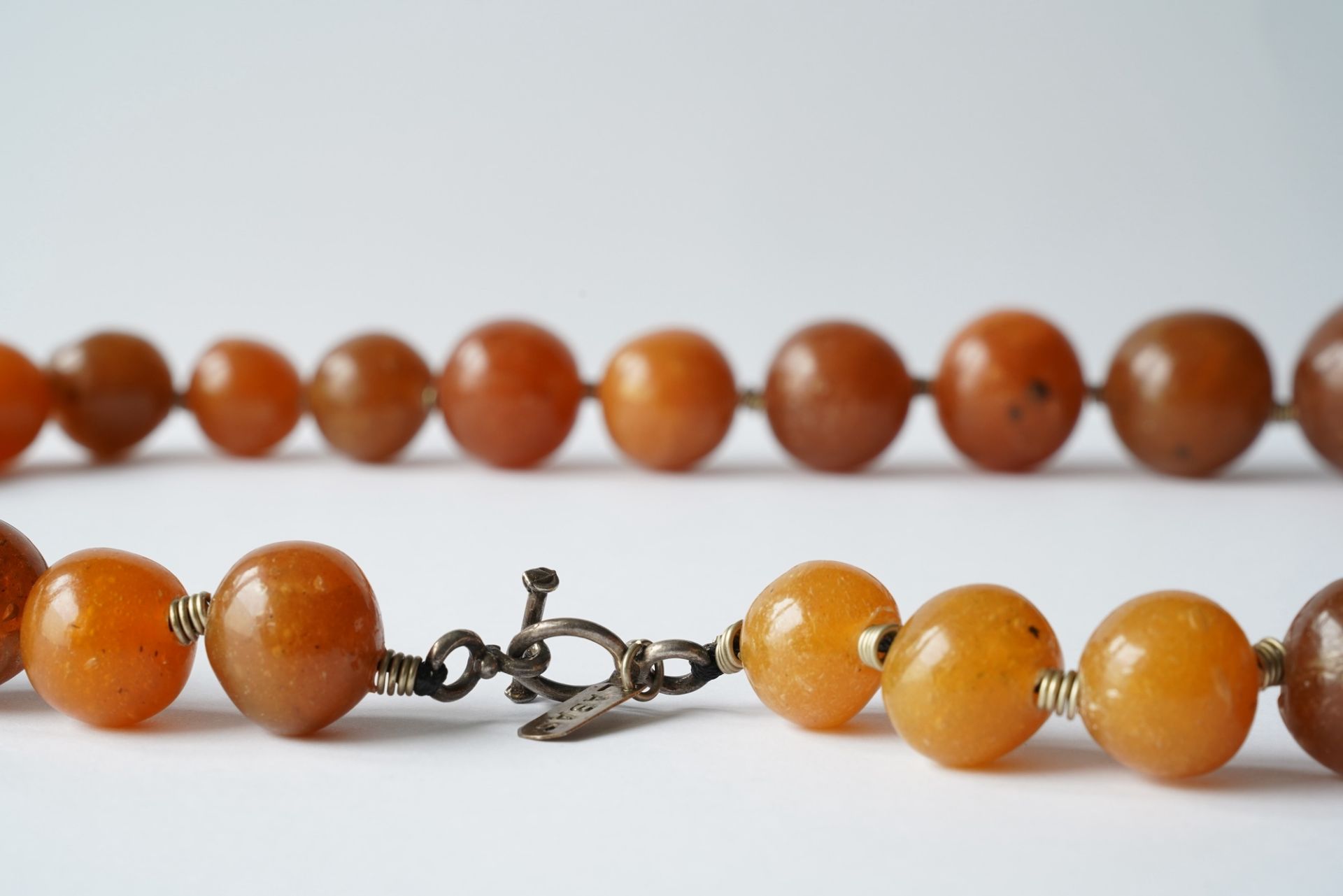 A Chinese necklace with large amber beads, 19th C. - Image 5 of 5