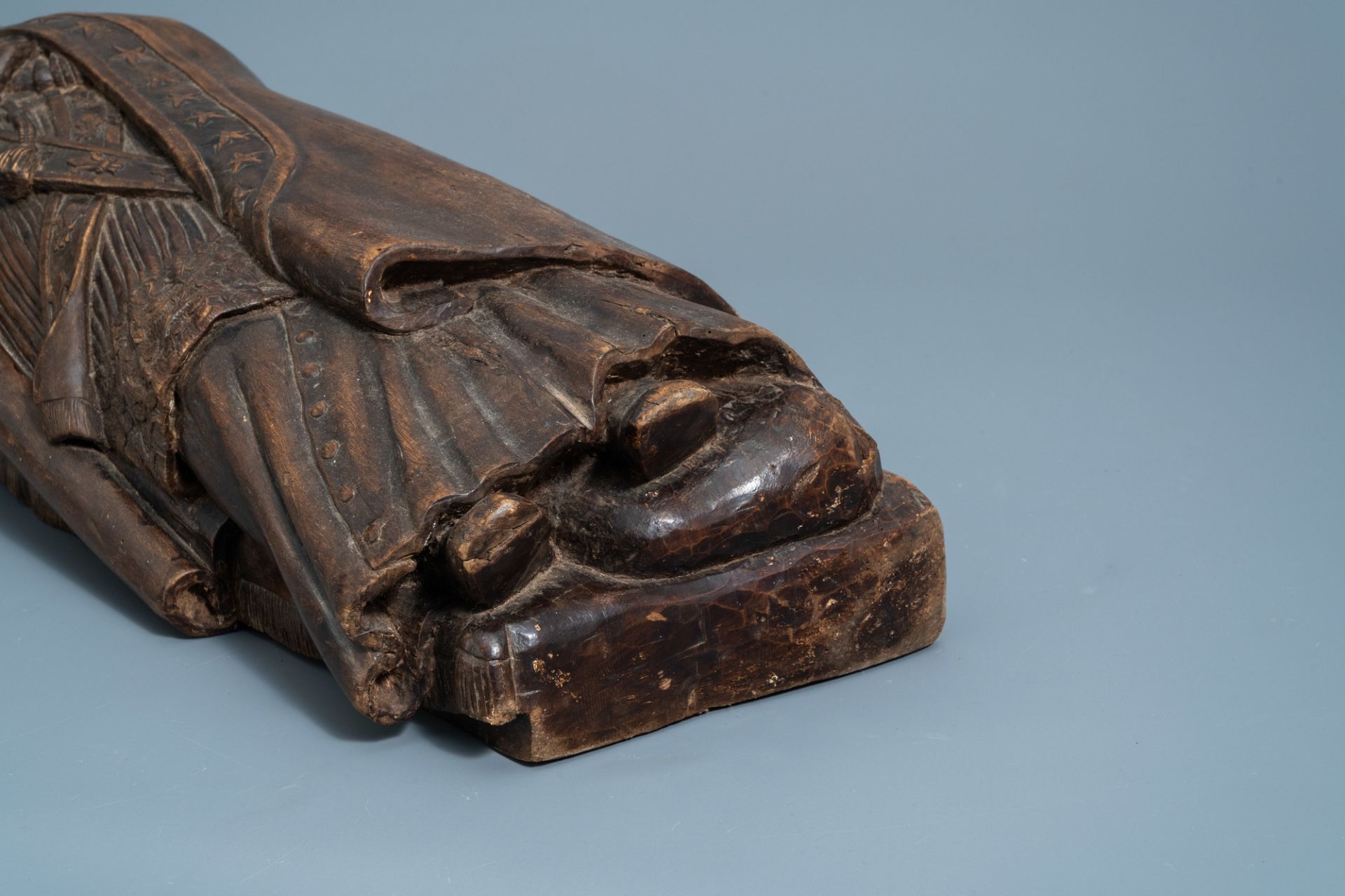 A French or Flemish carved wooden figure of a bishop on his deathbed, most probably Saint Bavo of Gh - Image 11 of 11