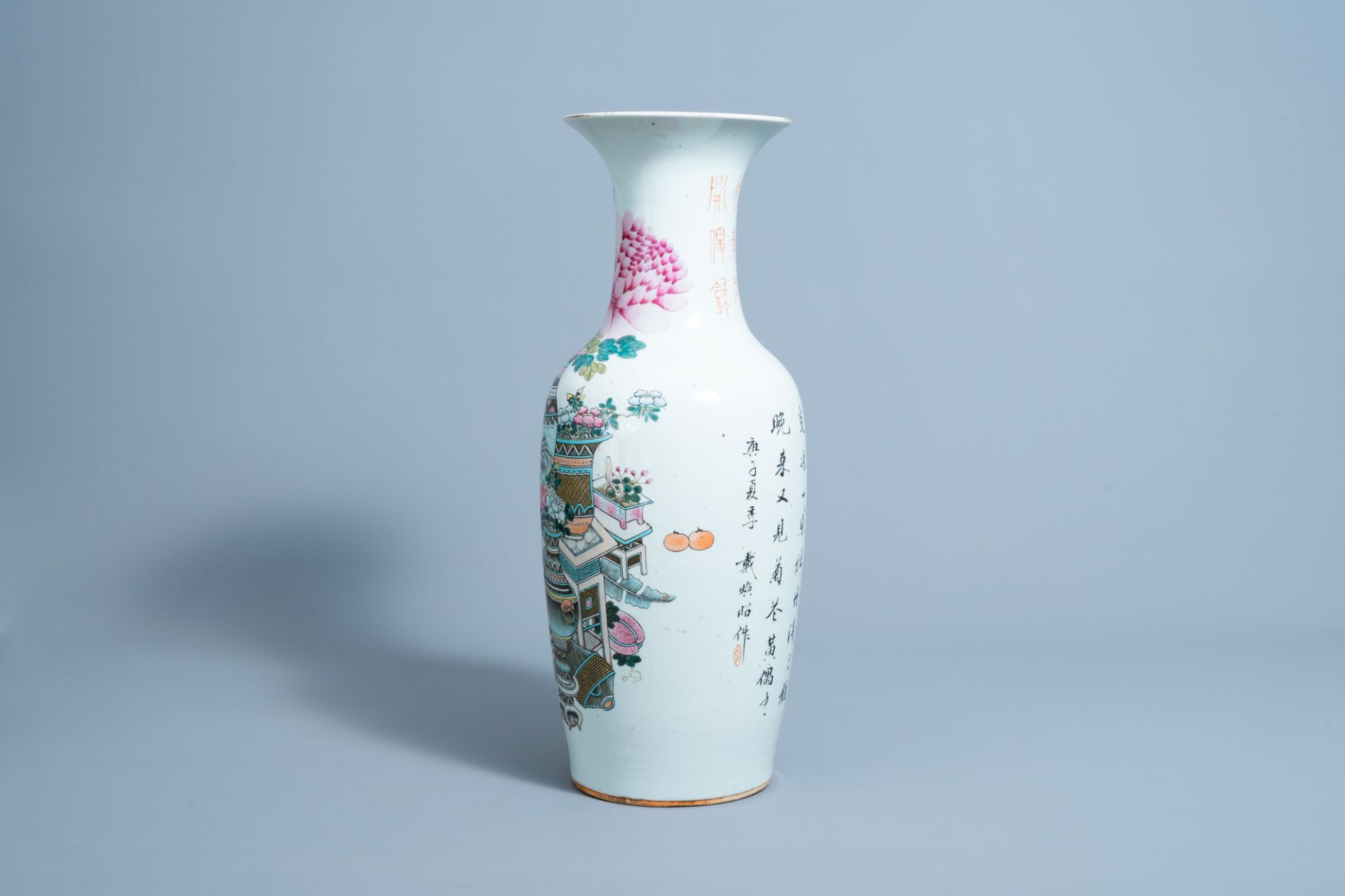 A Chinese qianjiang cai vase with antiquities design, 19th/20th C. - Image 2 of 6