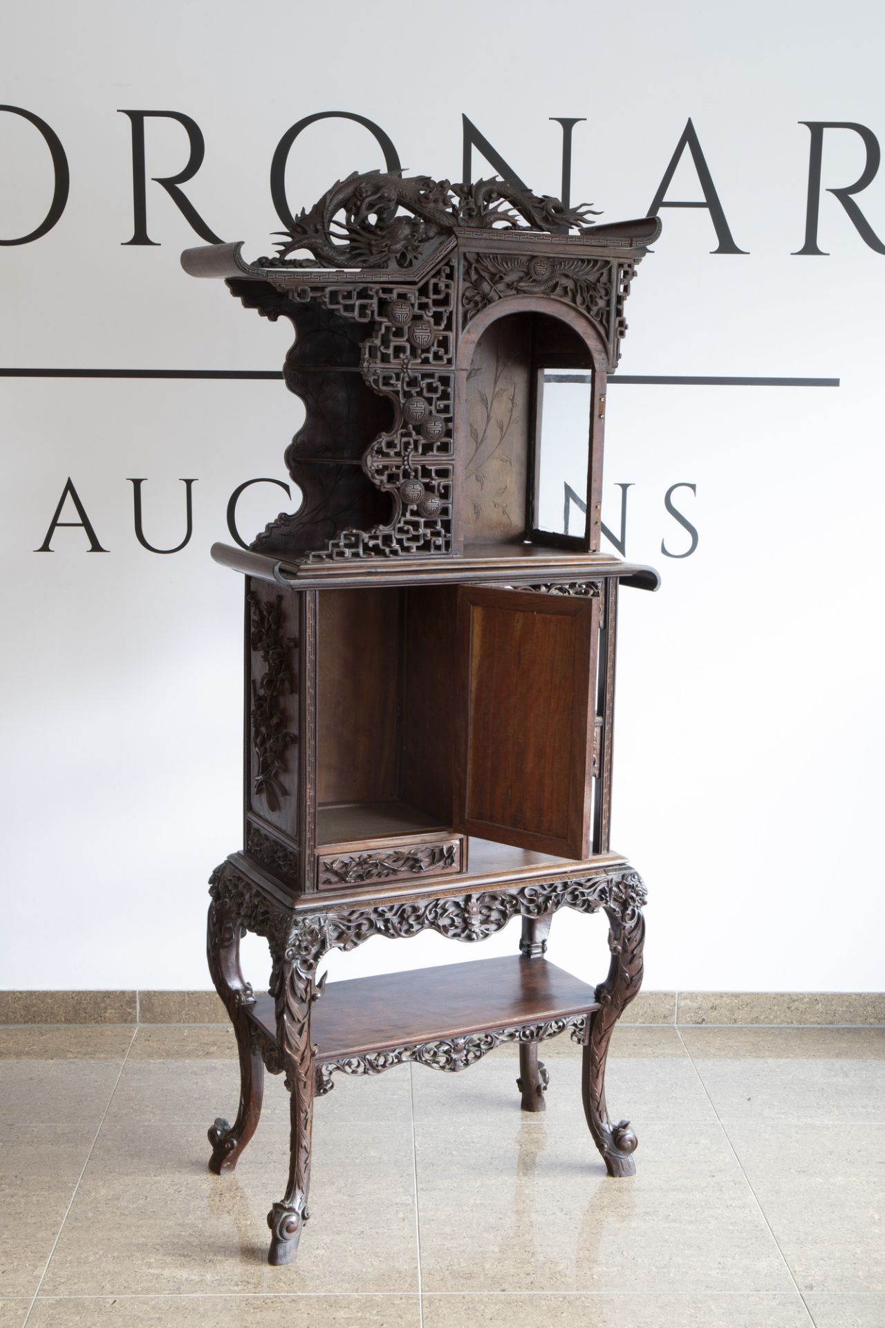 A Chinese reticulated wooden 'dragons' display cabinet, ca. 1900 - Image 2 of 7