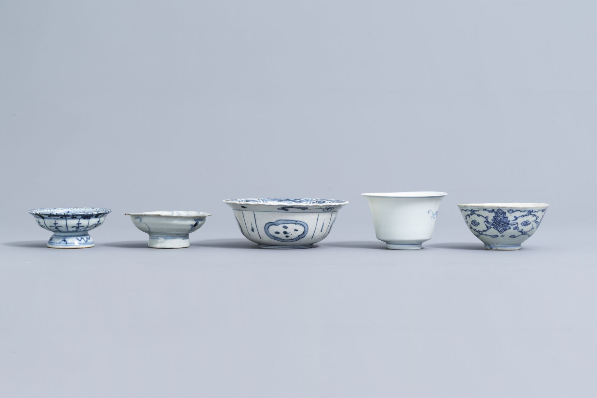 A varied collection of Chinese blue and white porcelain, 19th/20th C. - Image 10 of 13