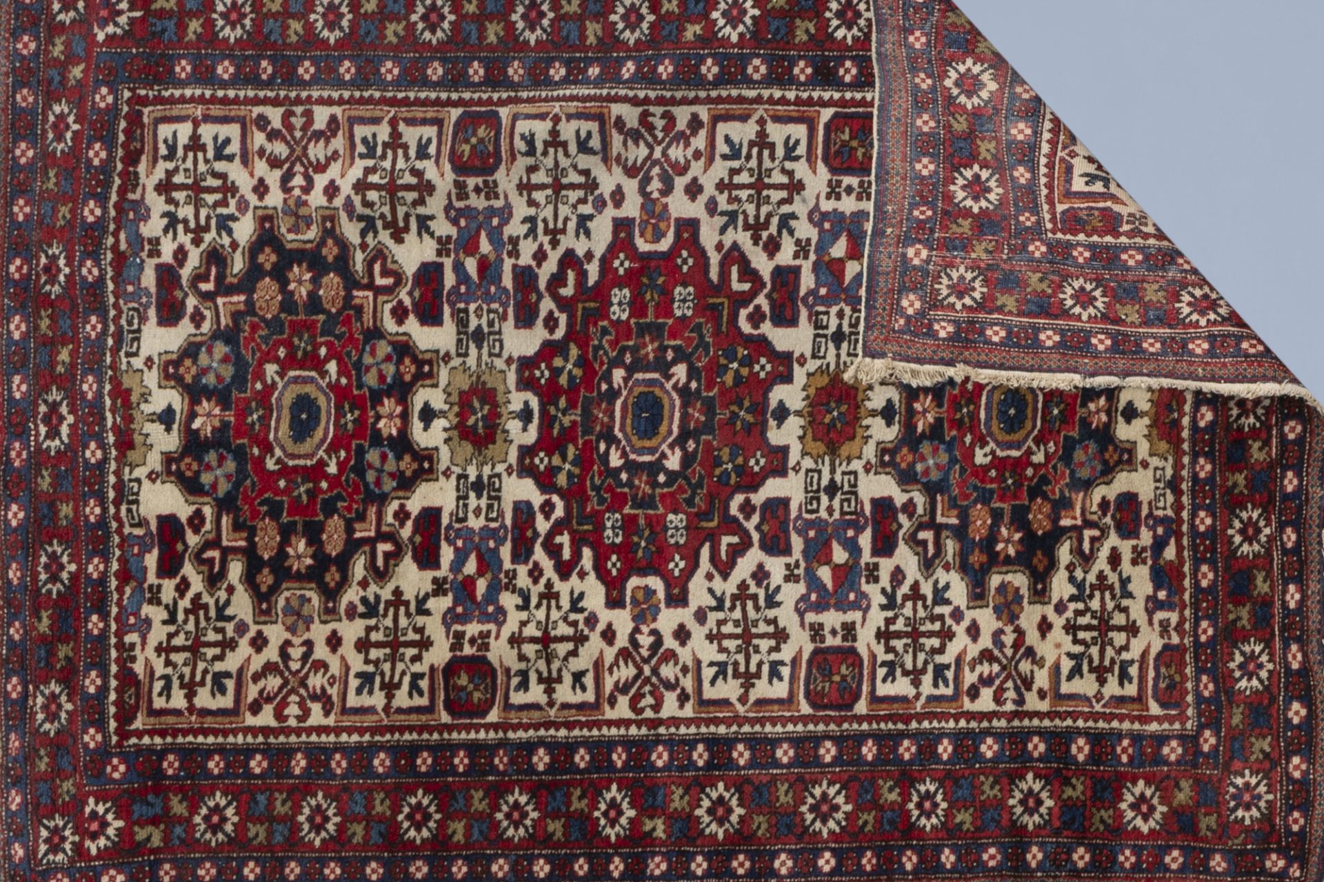 A Turkish rug with floral design, wool on cotton, mid 20th C. - Bild 3 aus 3