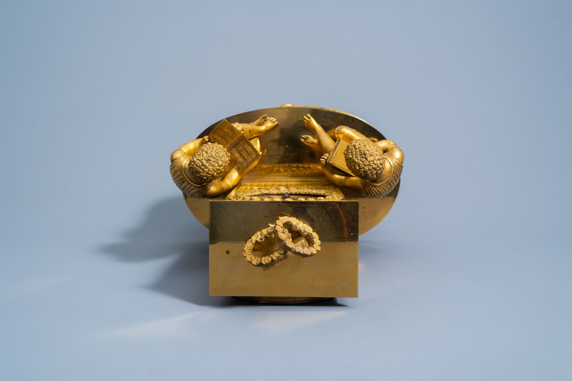 A fine French Empire gilt bronze mantel clock with children reading in a library, 19th C. - Image 6 of 15