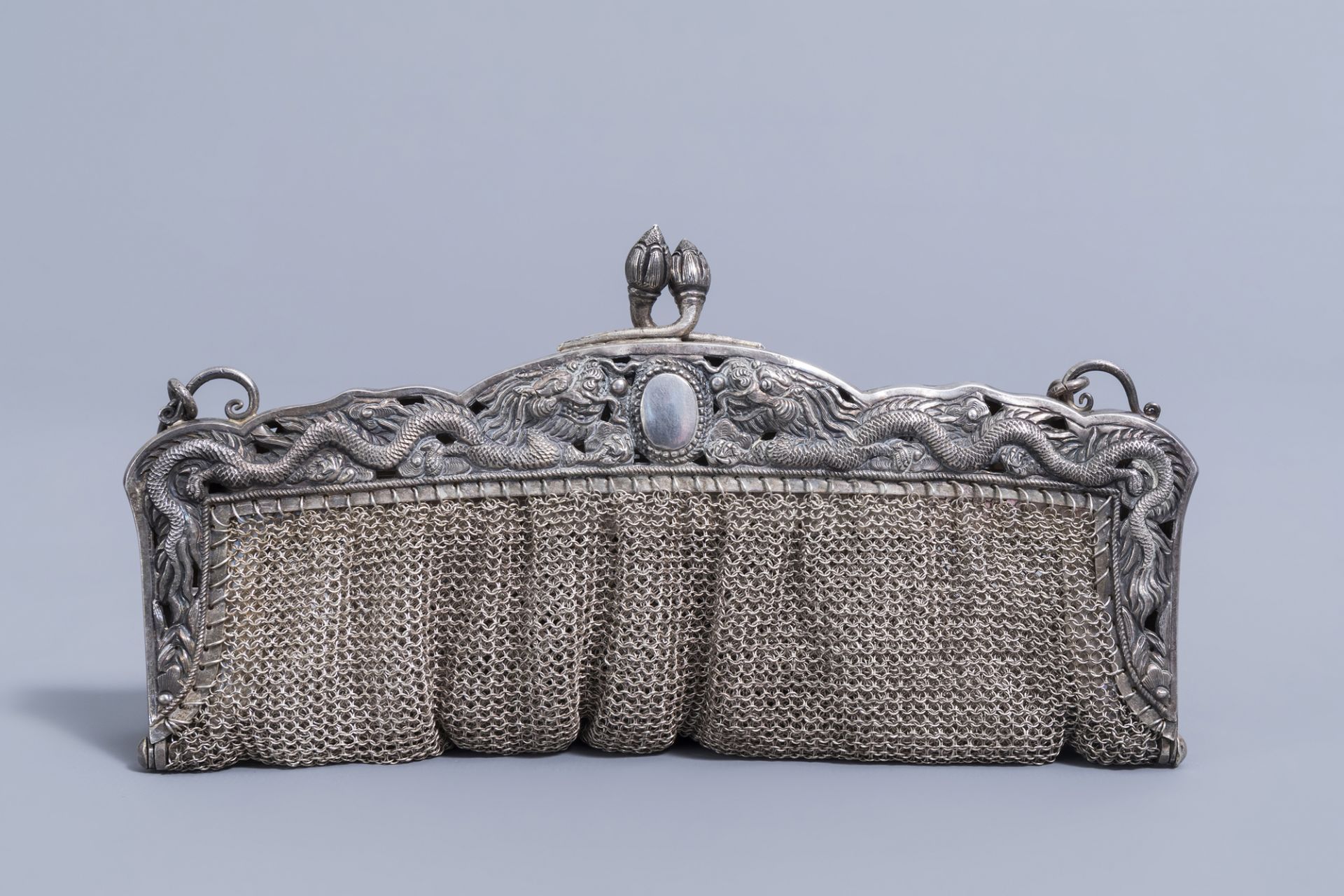 A Chinese silver chainmail purse, 800/000, 19th/20th C. - Image 5 of 7