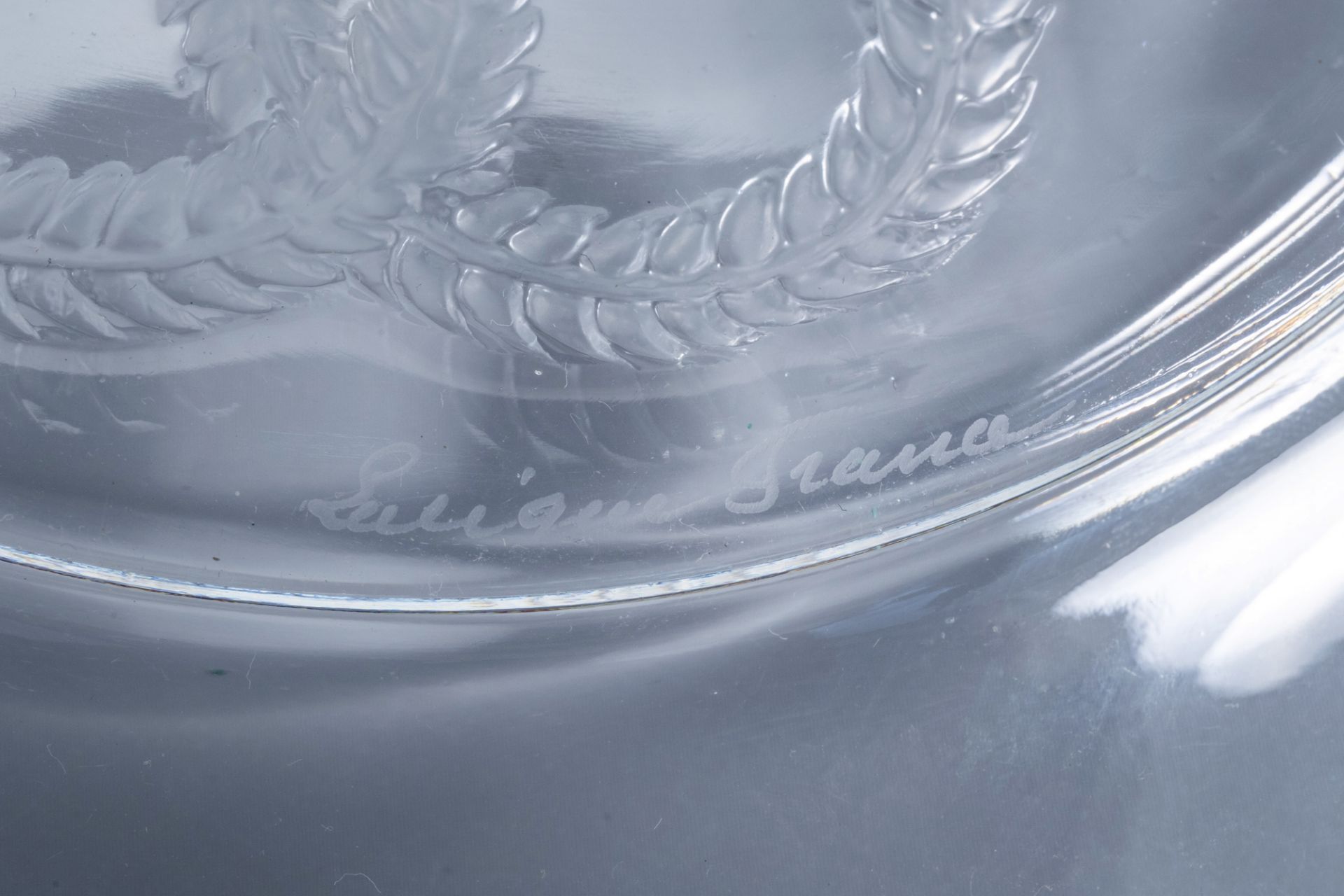 Nine French glass intaglio dishes with a putto surrounded by foliage, marked Lalique France, third q - Bild 12 aus 12