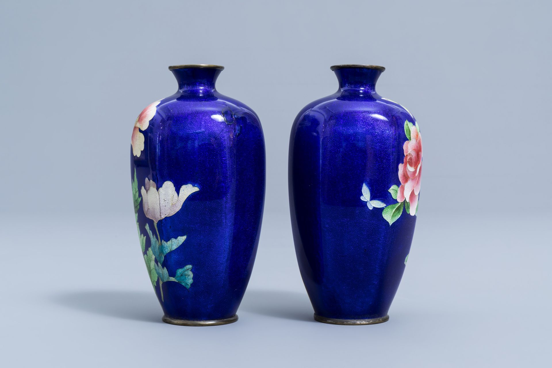 A pair of Japanese cloisonne vases with floral design, marked Hattori, Meiji, ca. 1900 - Image 6 of 11