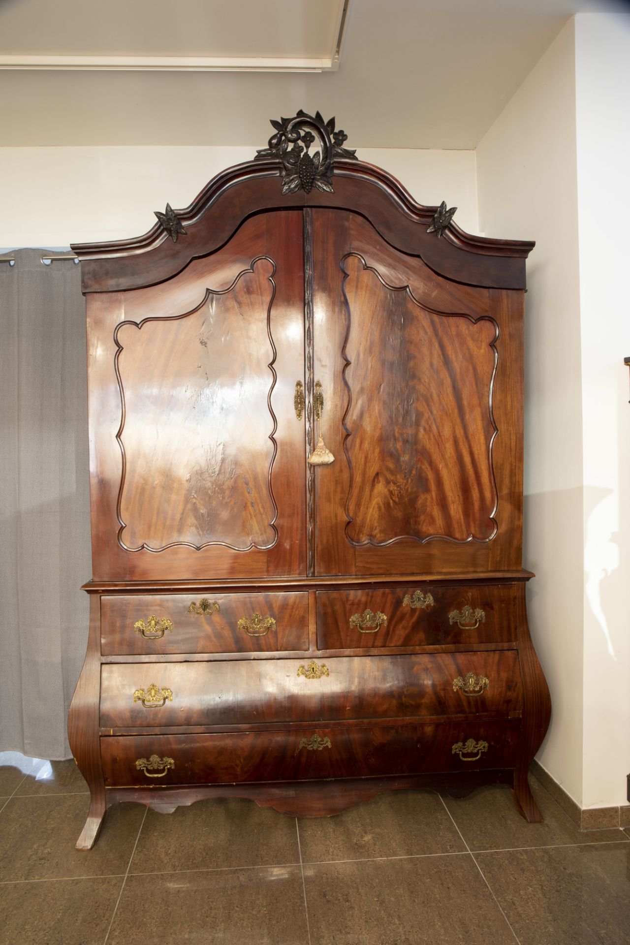 A Dutch veneered wooden two-door cabinet with four drawers, 19th C. - Image 3 of 4