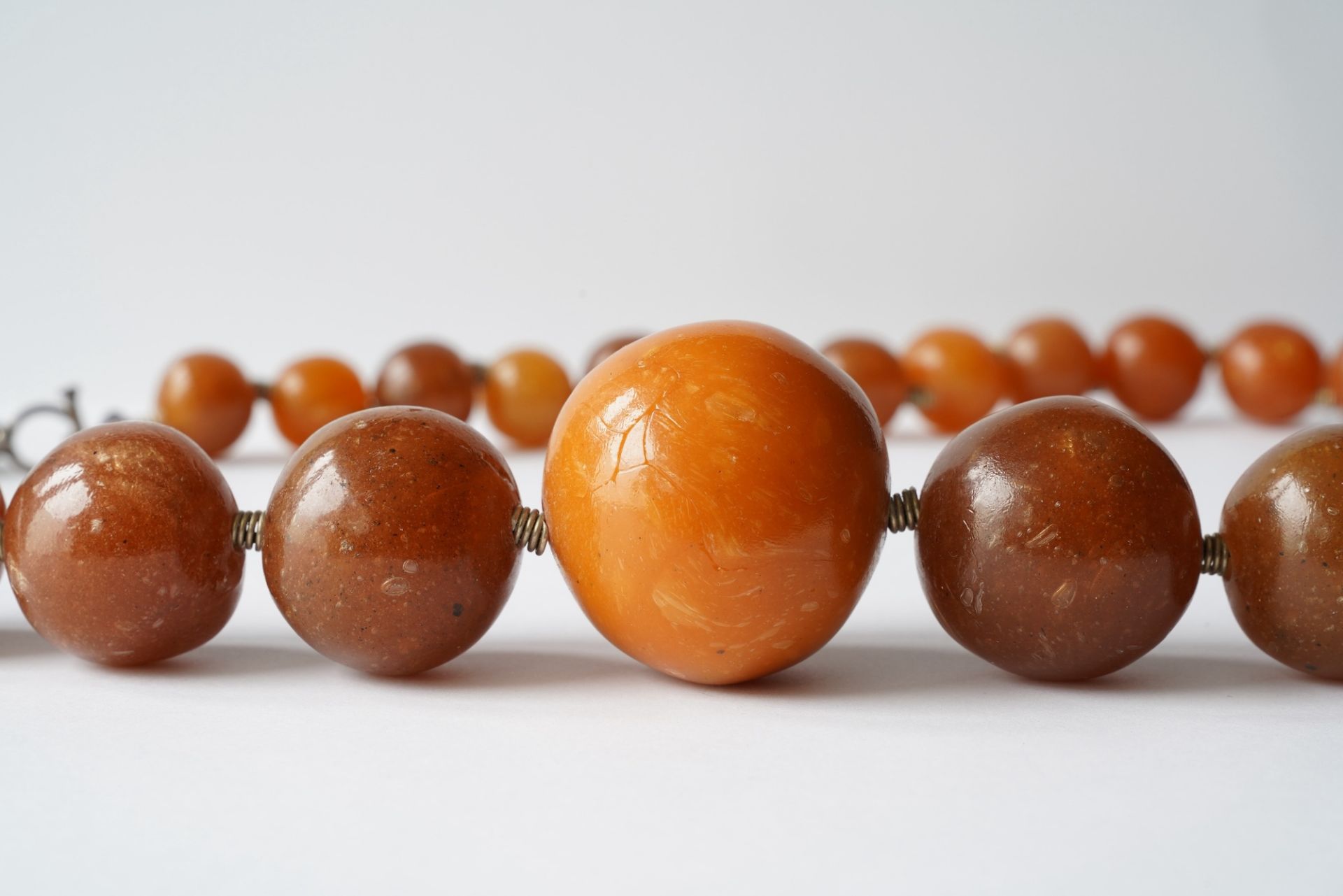 A Chinese necklace with large amber beads, 19th C. - Image 4 of 5