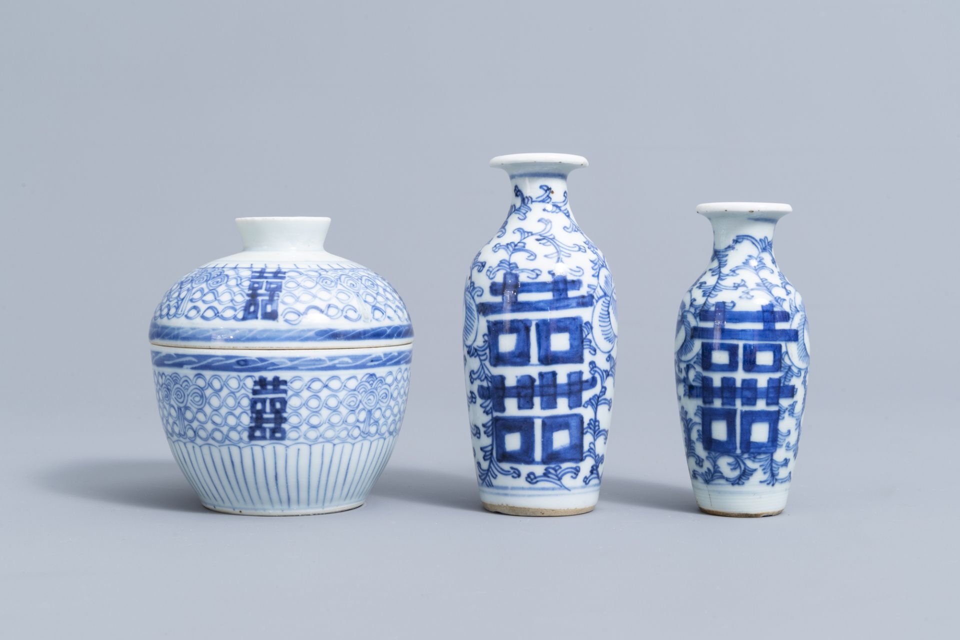 A varied collection of Chinese blue and white porcelain, 19th/20th C. - Image 4 of 13