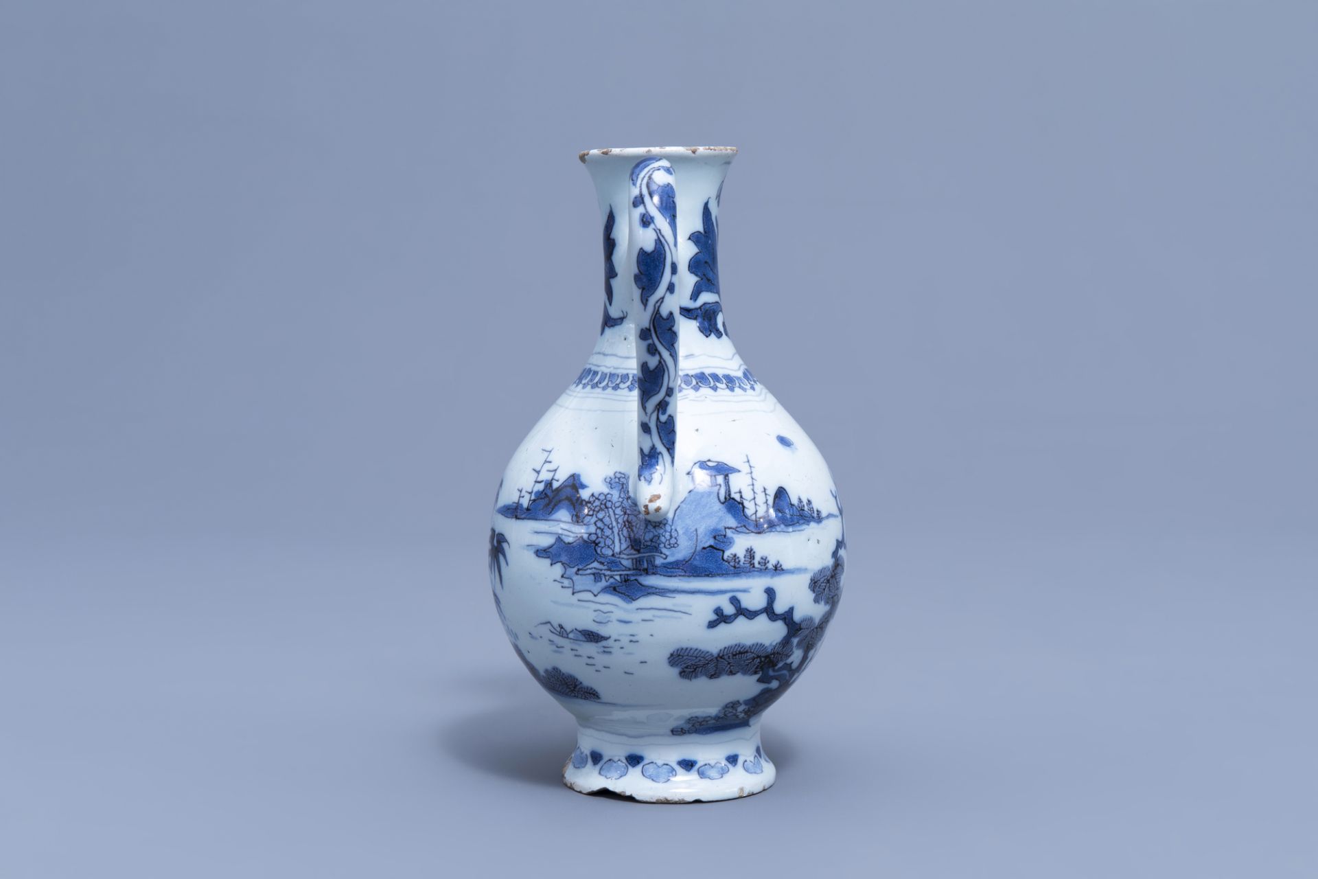 A Dutch Delft blue and white chinoiserie jug, 17th C. - Image 3 of 8