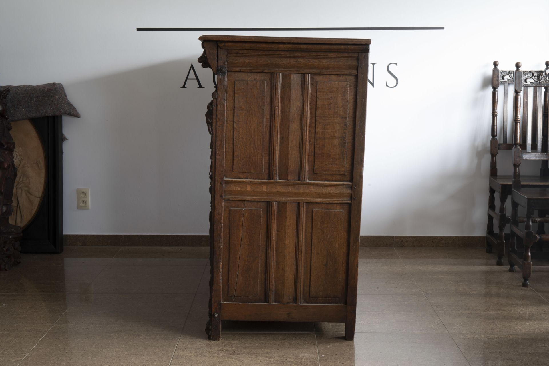 An oak wooden buffet dresser with floral design and lion heads, the Netherlands, 17th C. and later - Image 6 of 7