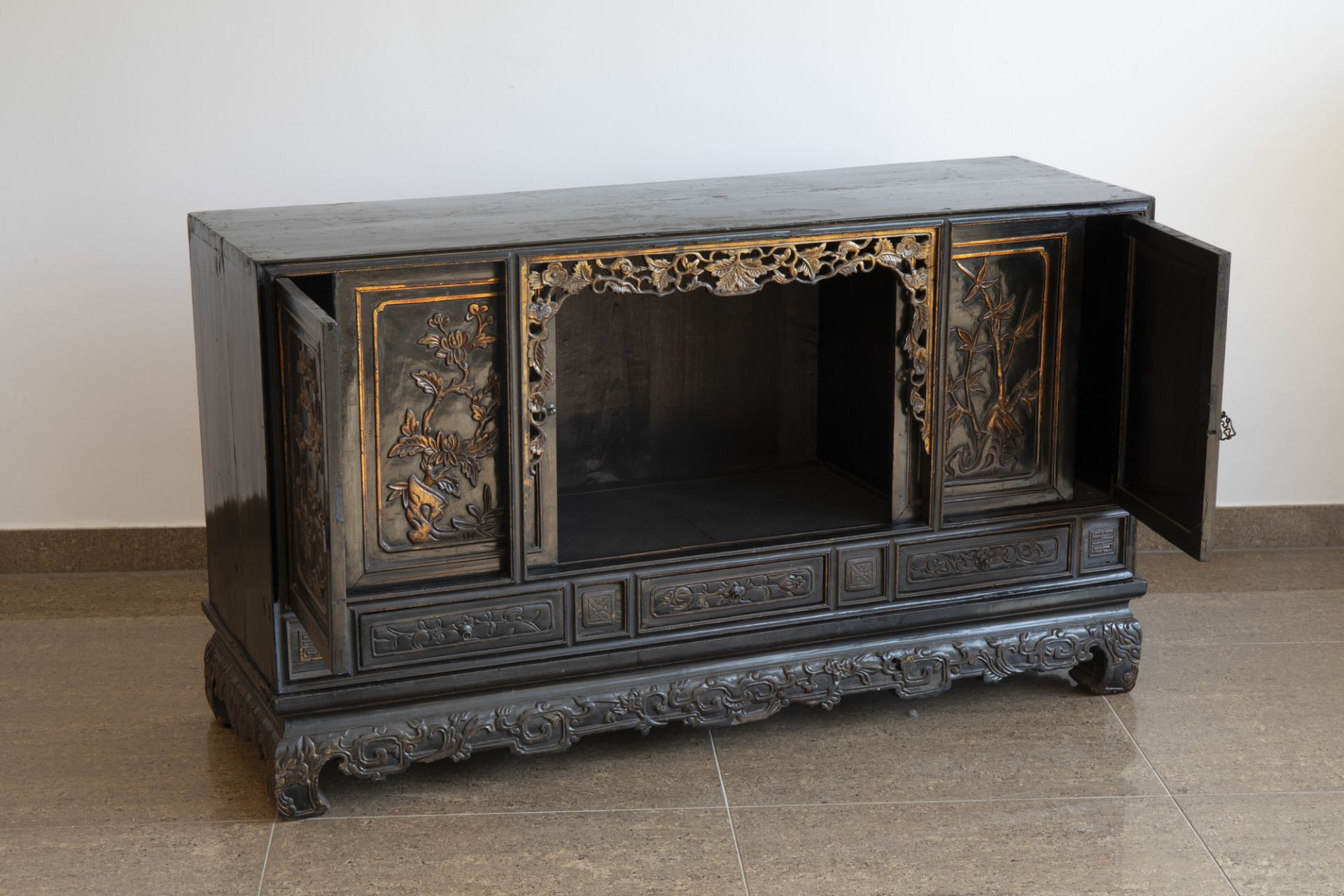 A Chinese lacquered, partly gilt and carved wooden 'four seasons' sideboard, 19th/20th C. - Image 3 of 8