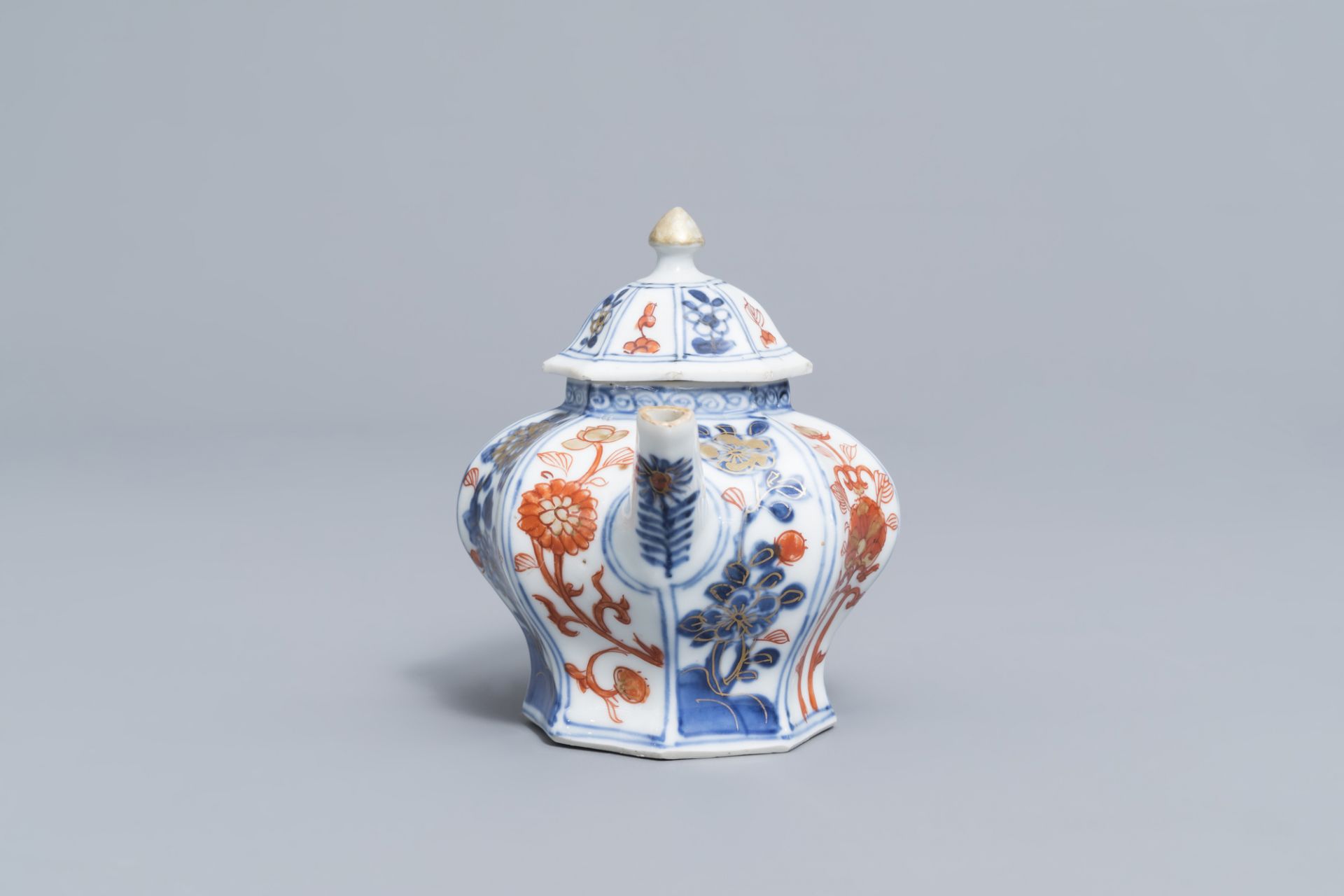 A Chinese octagonal Imari style teapot and cover with floral design, Kangxi - Image 5 of 7