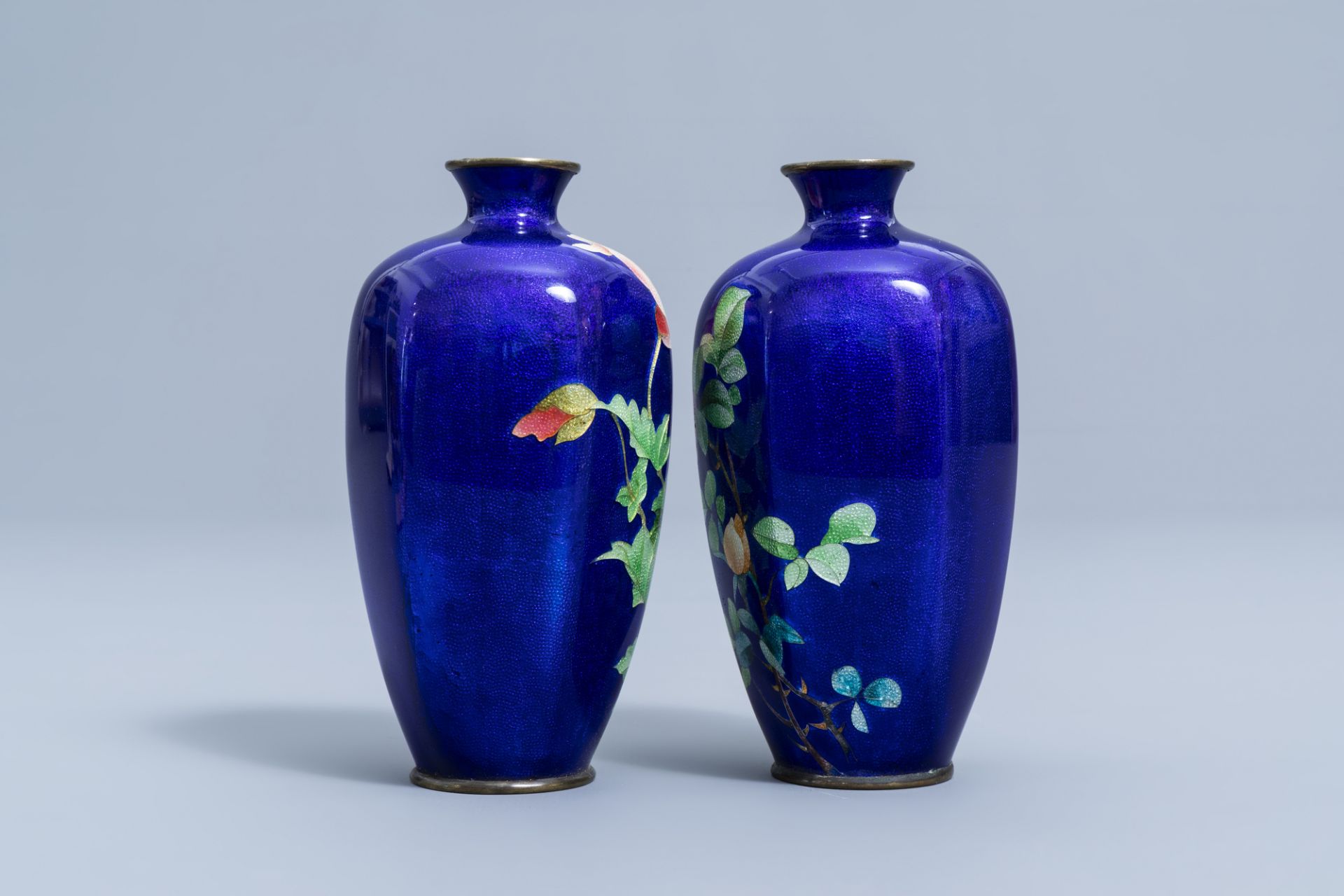 A pair of Japanese cloisonne vases with floral design, marked Hattori, Meiji, ca. 1900 - Image 4 of 11