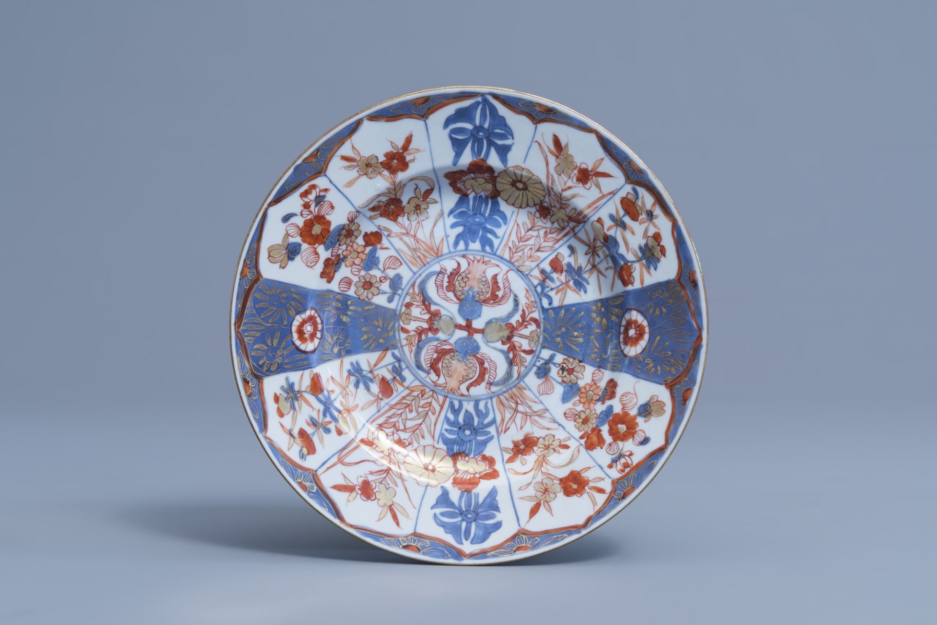 A pair of Chinese Imari style plates with floral design, Kangxi - Image 2 of 5