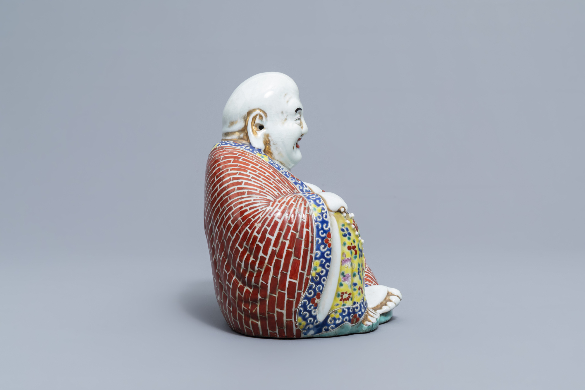 A Chinese famille rose figure of Buddha, 19th/20th C. - Image 3 of 8