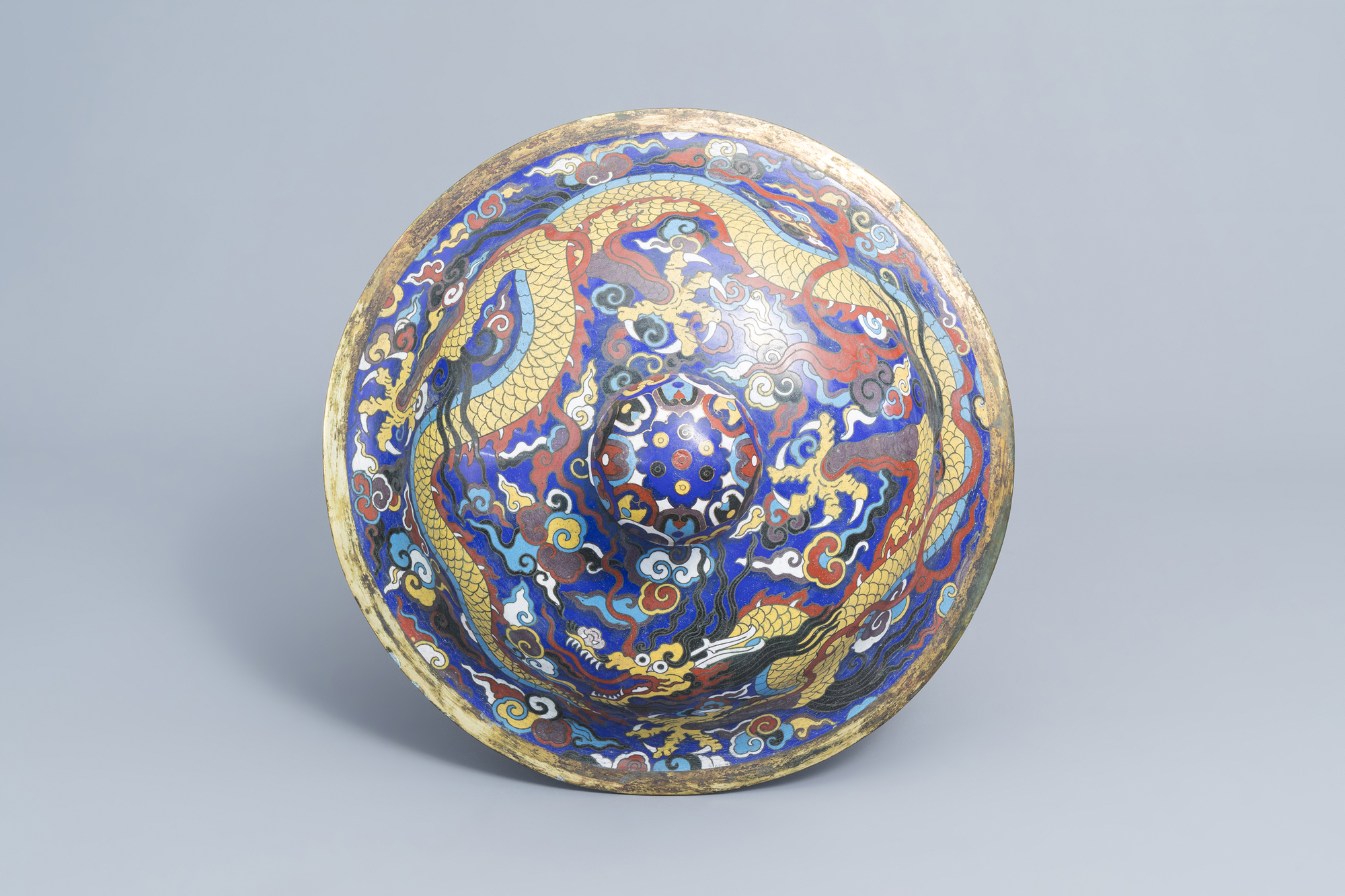 A large Chinese cloisonne 'dragons' jar and cover, 20th C. - Image 8 of 9