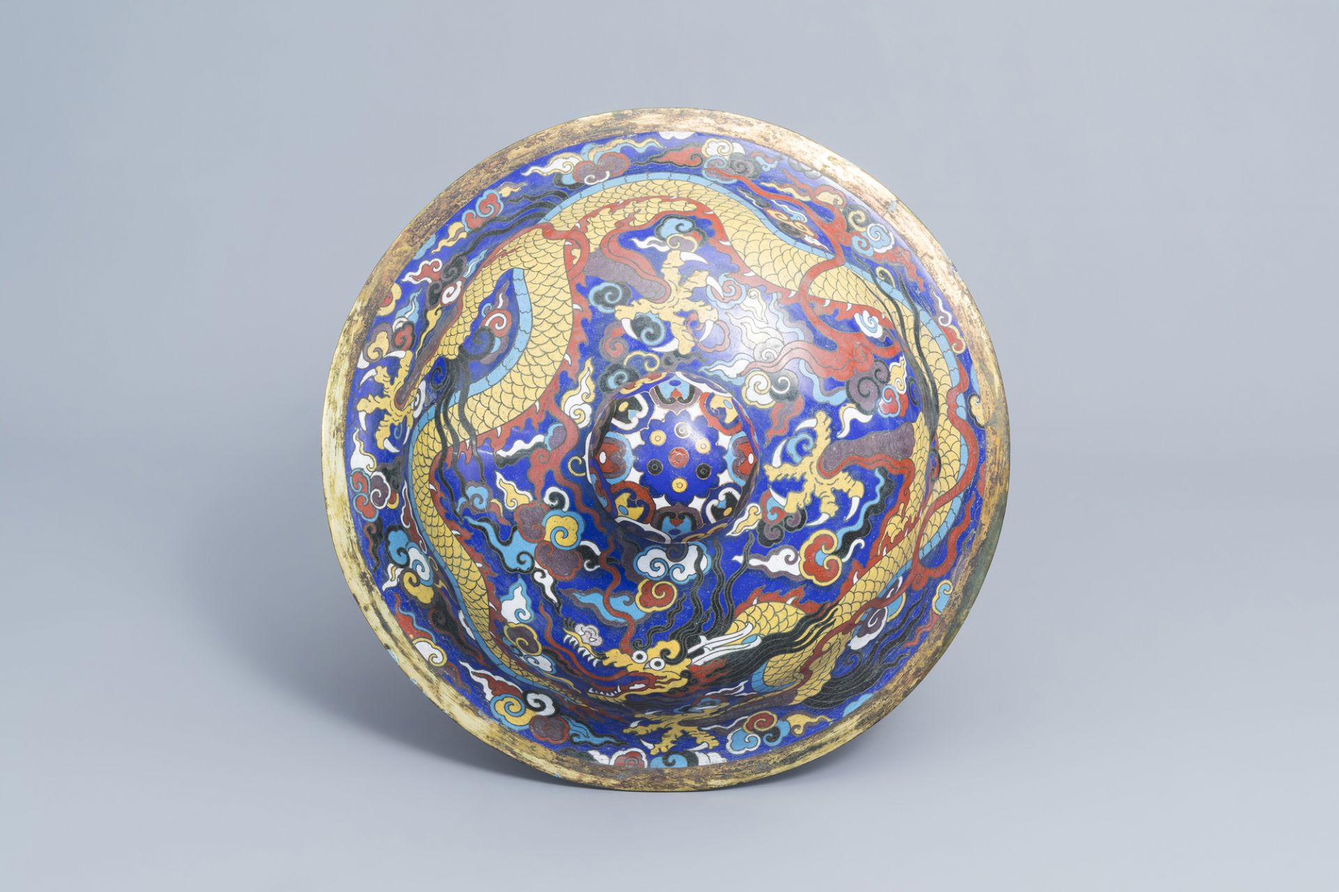 A large Chinese cloisonne 'dragons' jar and cover, 20th C. - Image 8 of 9