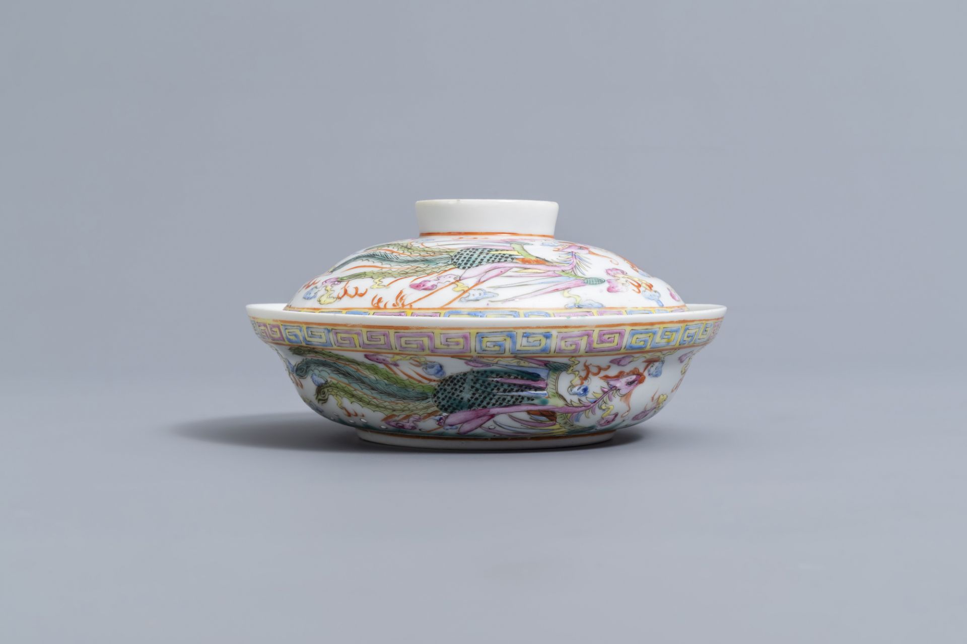 A Chinese famille rose 'dragons and phoenix' bowl and cover, Jingdezhen mark, 20th C. - Bild 4 aus 7