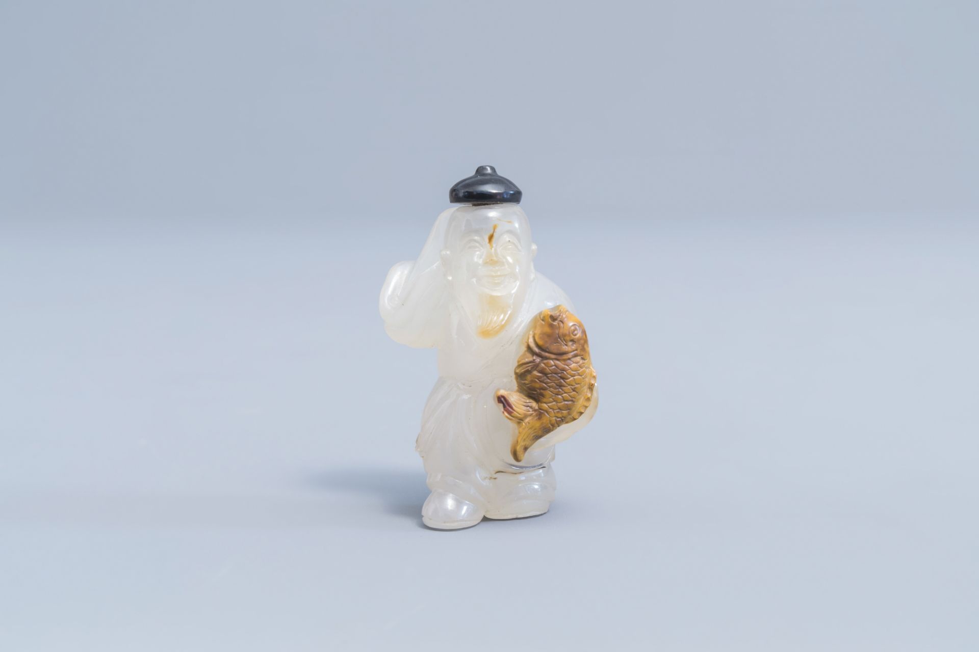 A Chinese agate fisherman snuff bottle, 19th/20th C. - Image 2 of 9