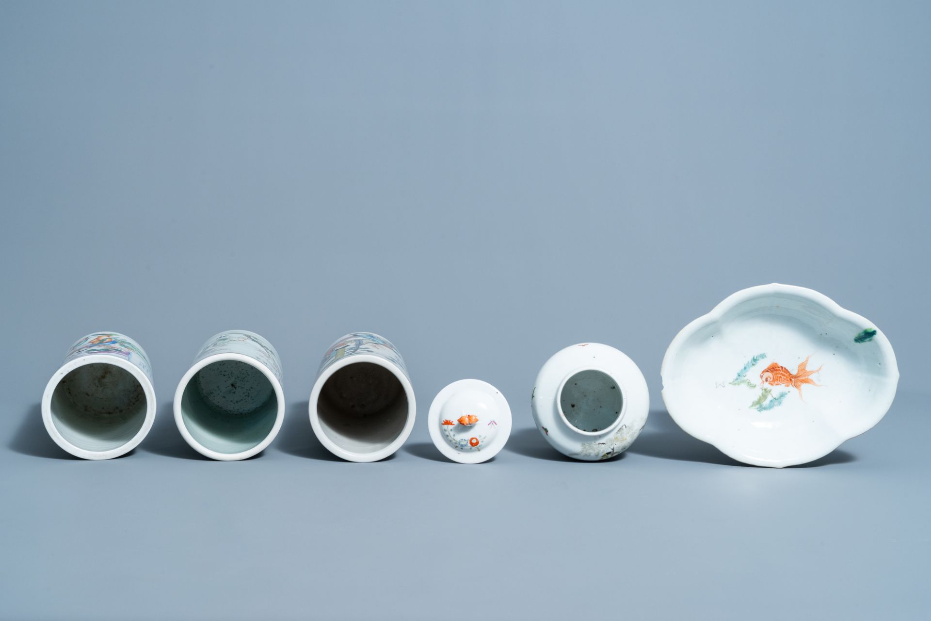 A varied collection of Chinese qianjiang cai and famille rose porcelain, 19th/20th C. - Image 7 of 8