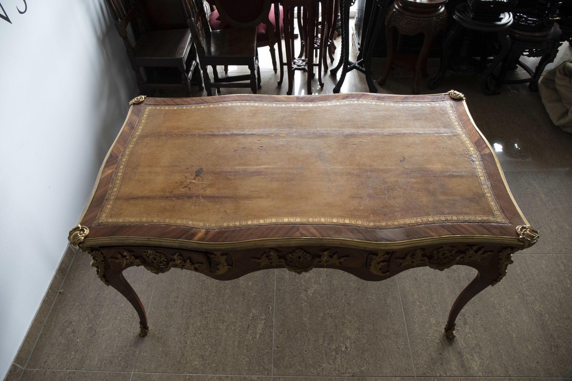 An extremely fine French Louis XV style gilt bronze chinoiserie mounted kingwood bureau plat, mid 18 - Image 7 of 7