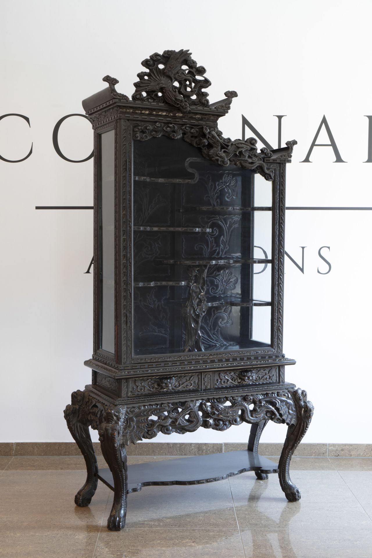 A Chinese or Japanese reticulated wooden 'dragons' display cabinet, ca. 1900 - Image 3 of 12