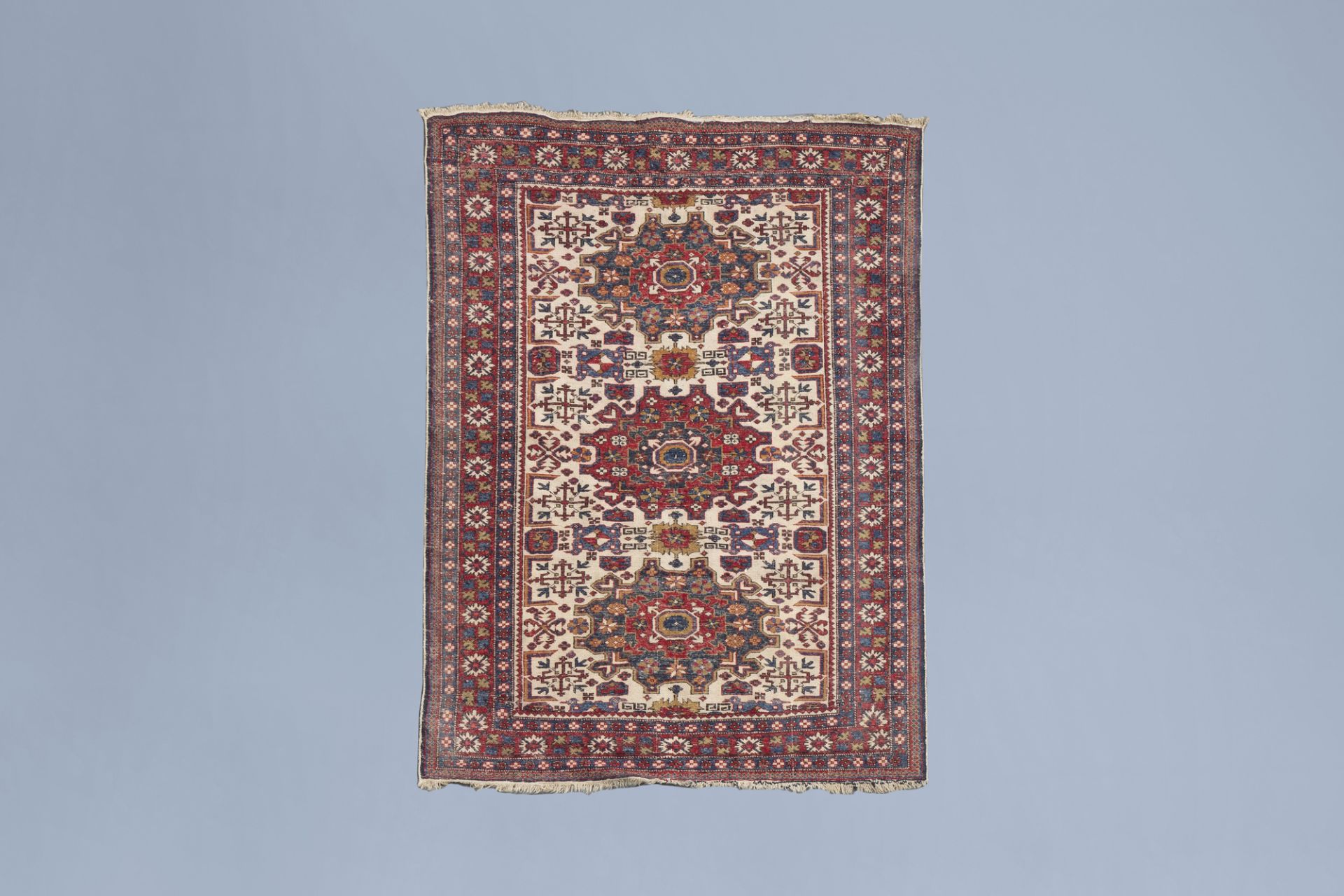A Turkish rug with floral design, wool on cotton, mid 20th C. - Bild 2 aus 3