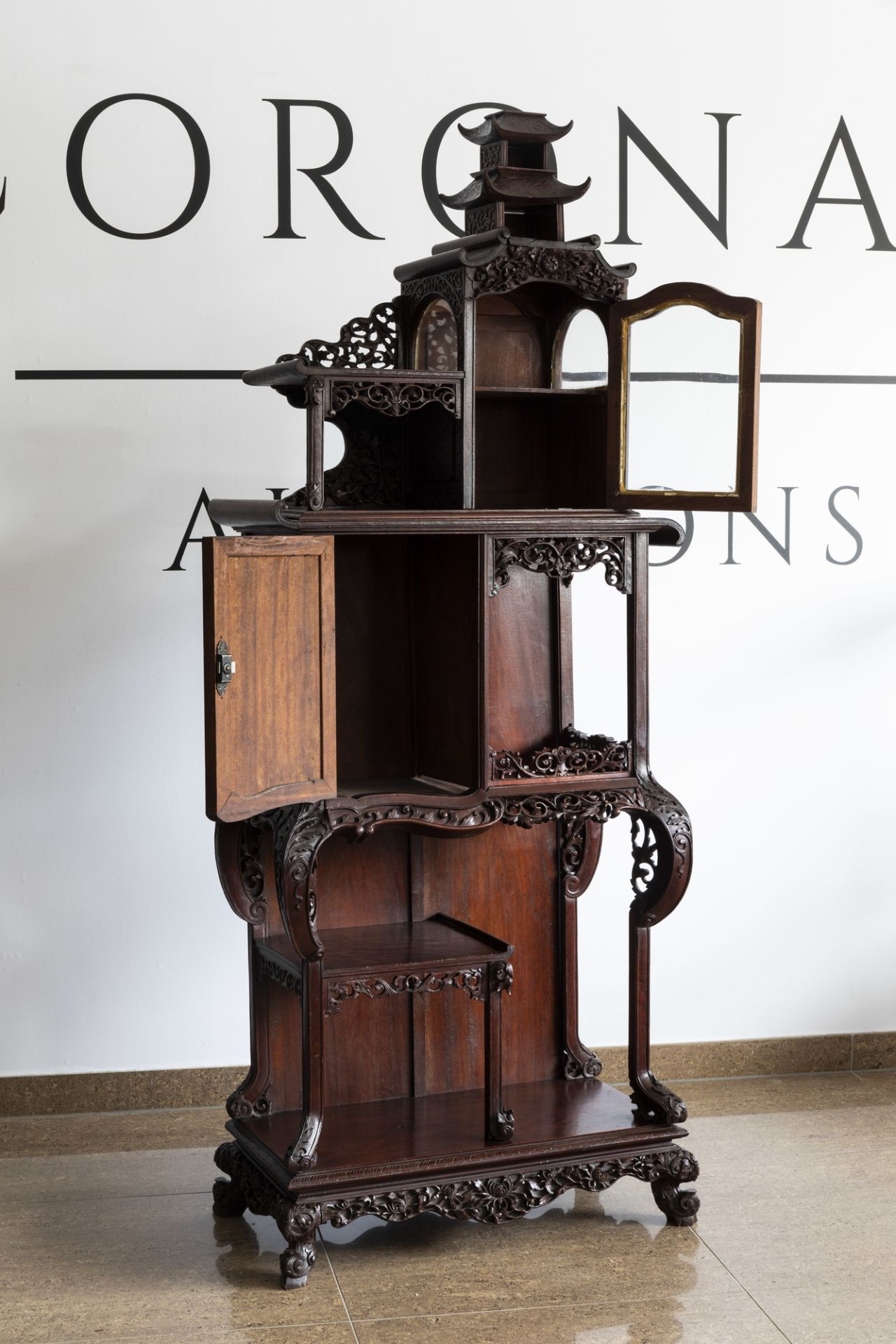 A Chinese reticulated wooden 'dragon' display cabinet, ca. 1900 - Image 2 of 7