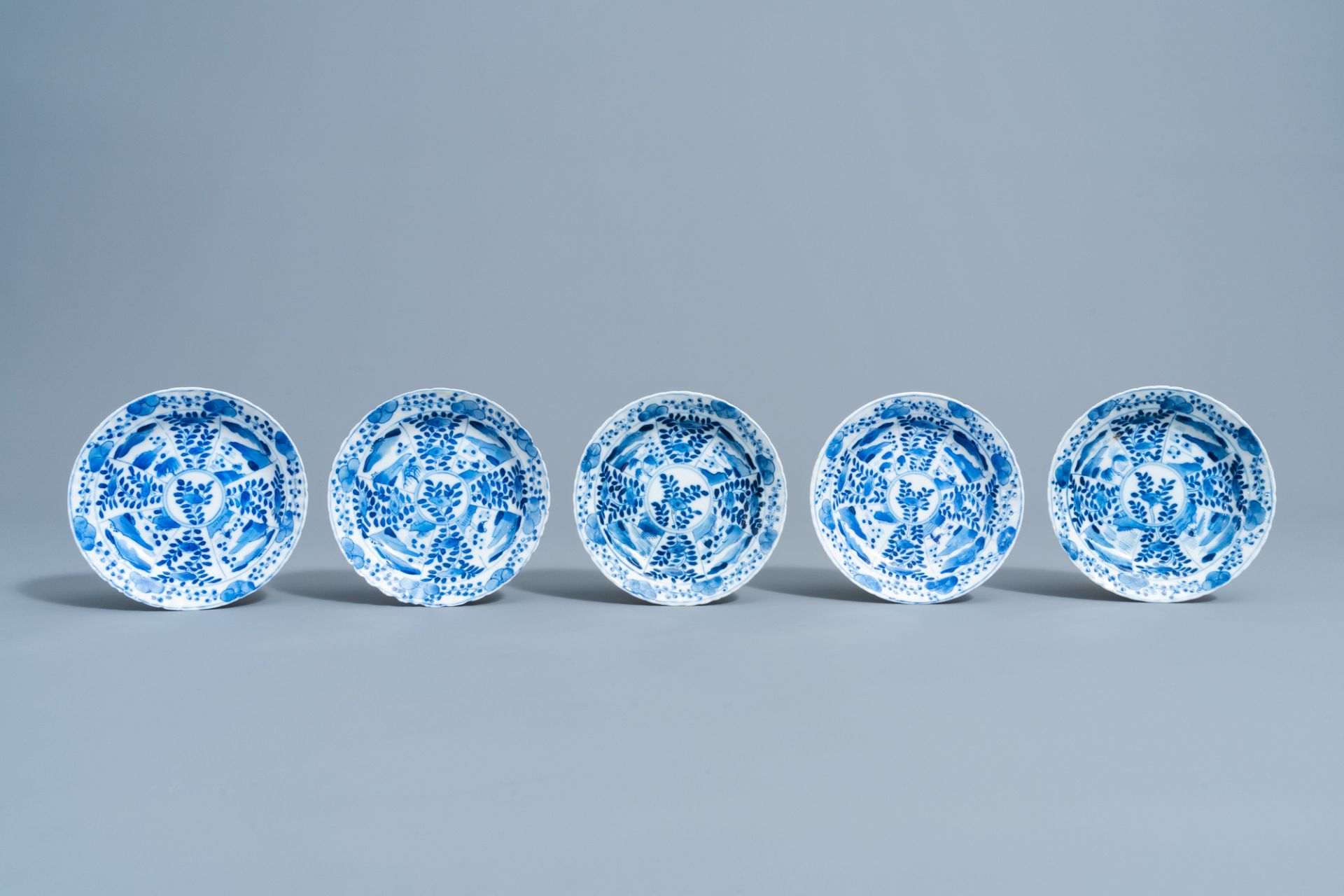 Five Chinese blue and white cups and saucers with landscapes and floral design, Kangxi mark, 19th C. - Bild 2 aus 9