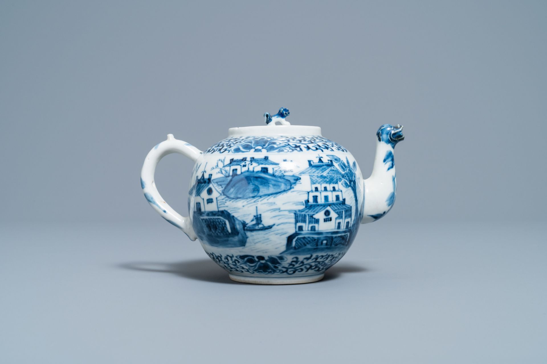 A Chinese blue and white teapot and cover with figures in a landscape, 19th C. - Bild 5 aus 11