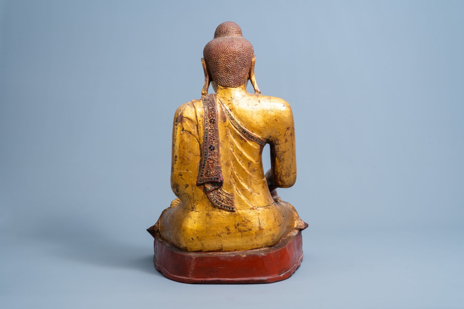 A tall inlaid gilt wood figure of a seated Buddha, Burma or Thailand, 19th/20th C. - Image 3 of 6