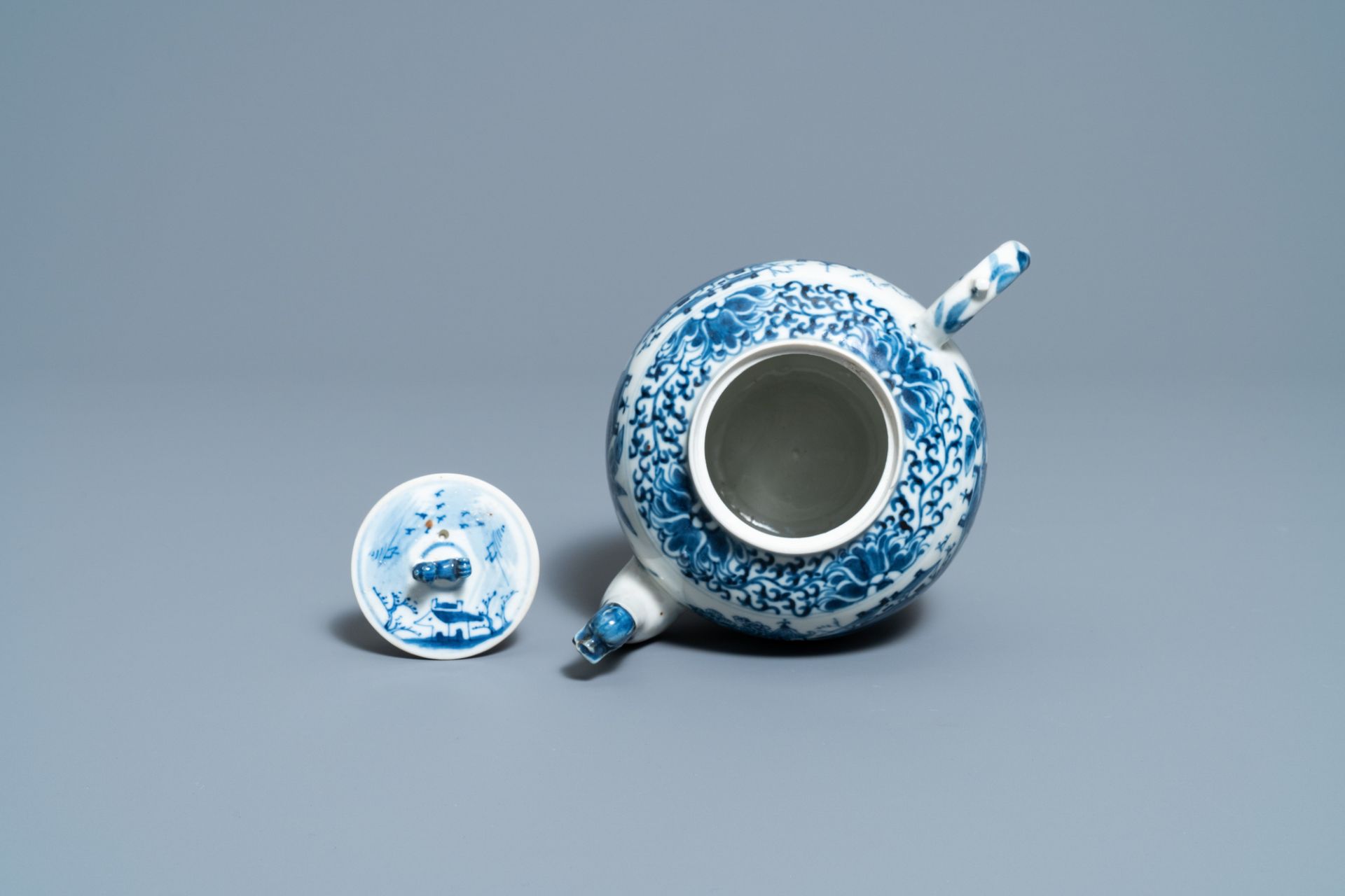 A Chinese blue and white teapot and cover with figures in a landscape, 19th C. - Bild 7 aus 11